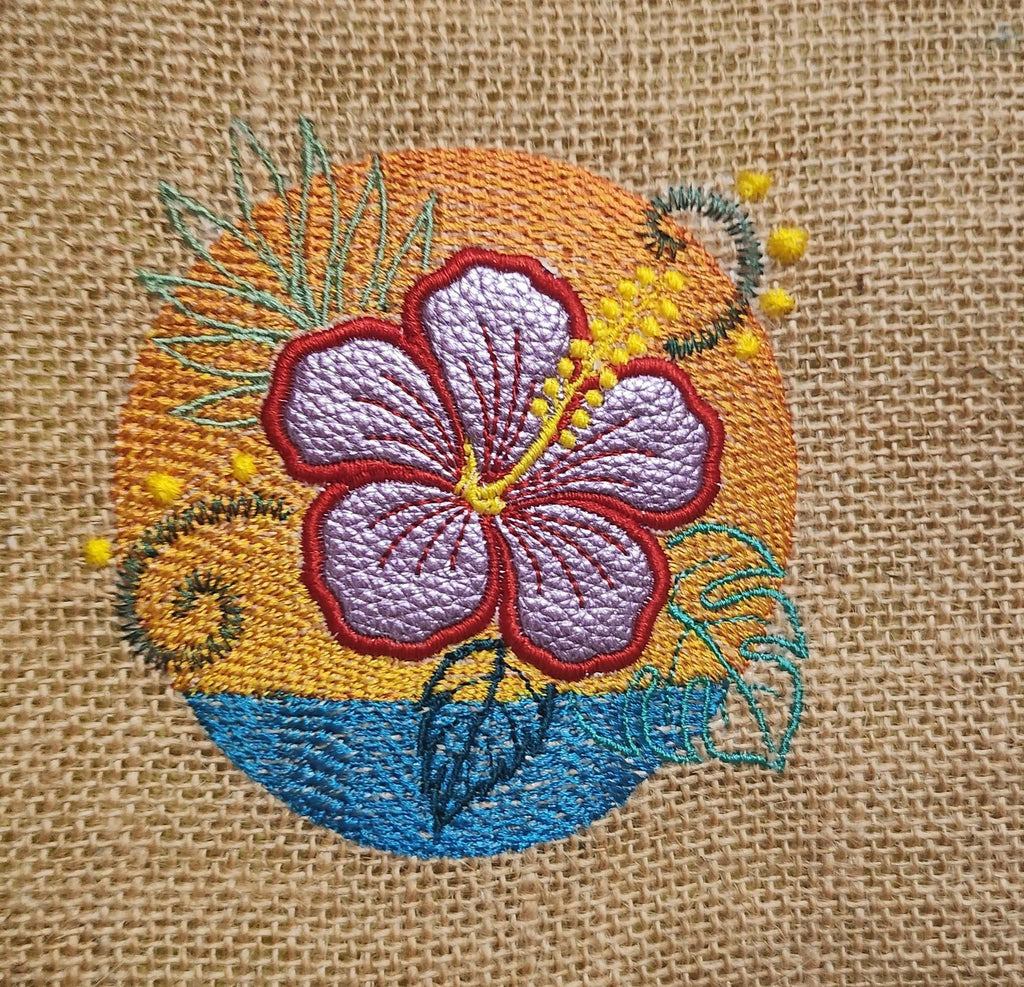 Motif de broderie Hibiscus en appliqué sur coucher de soleil et océan avec effet vagues brodées – Formats 10x10, 15x15 et 18x13 AK Broderie