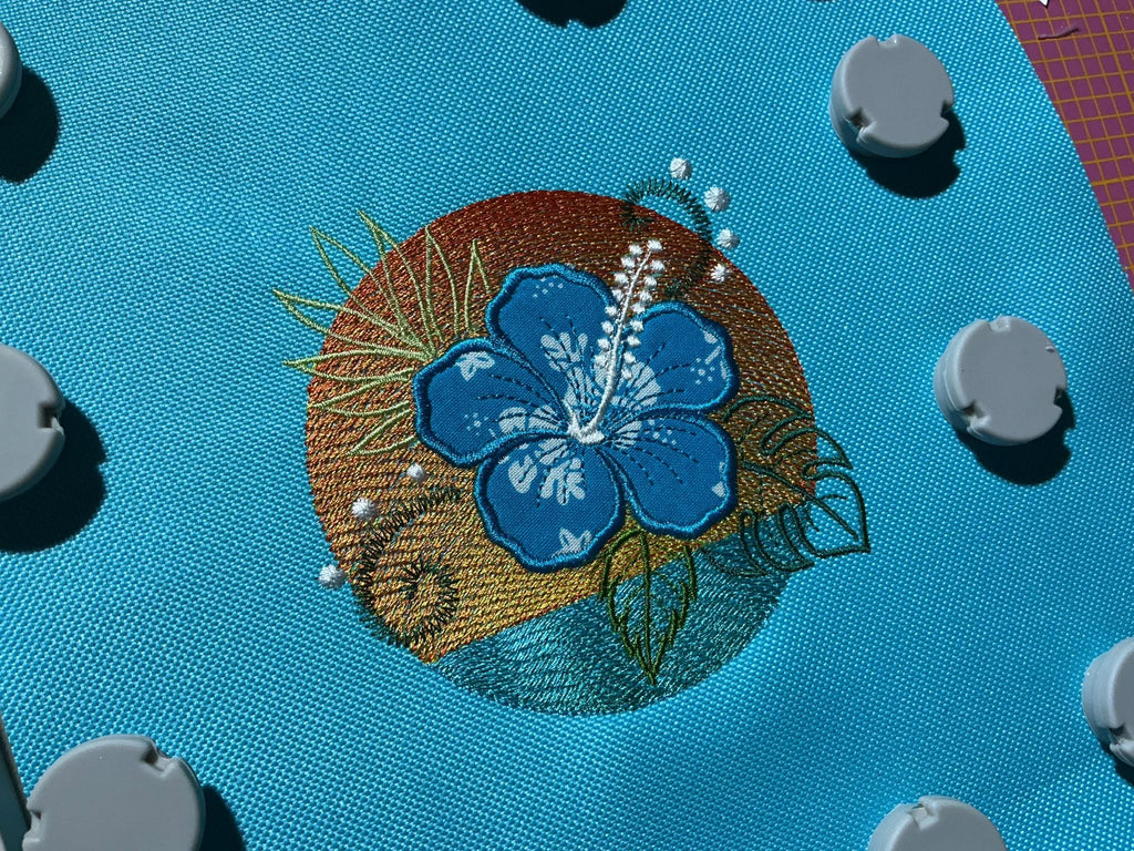 Motif de broderie Hibiscus en appliqué sur coucher de soleil et océan avec effet vagues brodées – Formats 10x10, 15x15 et 18x13 AK Broderie