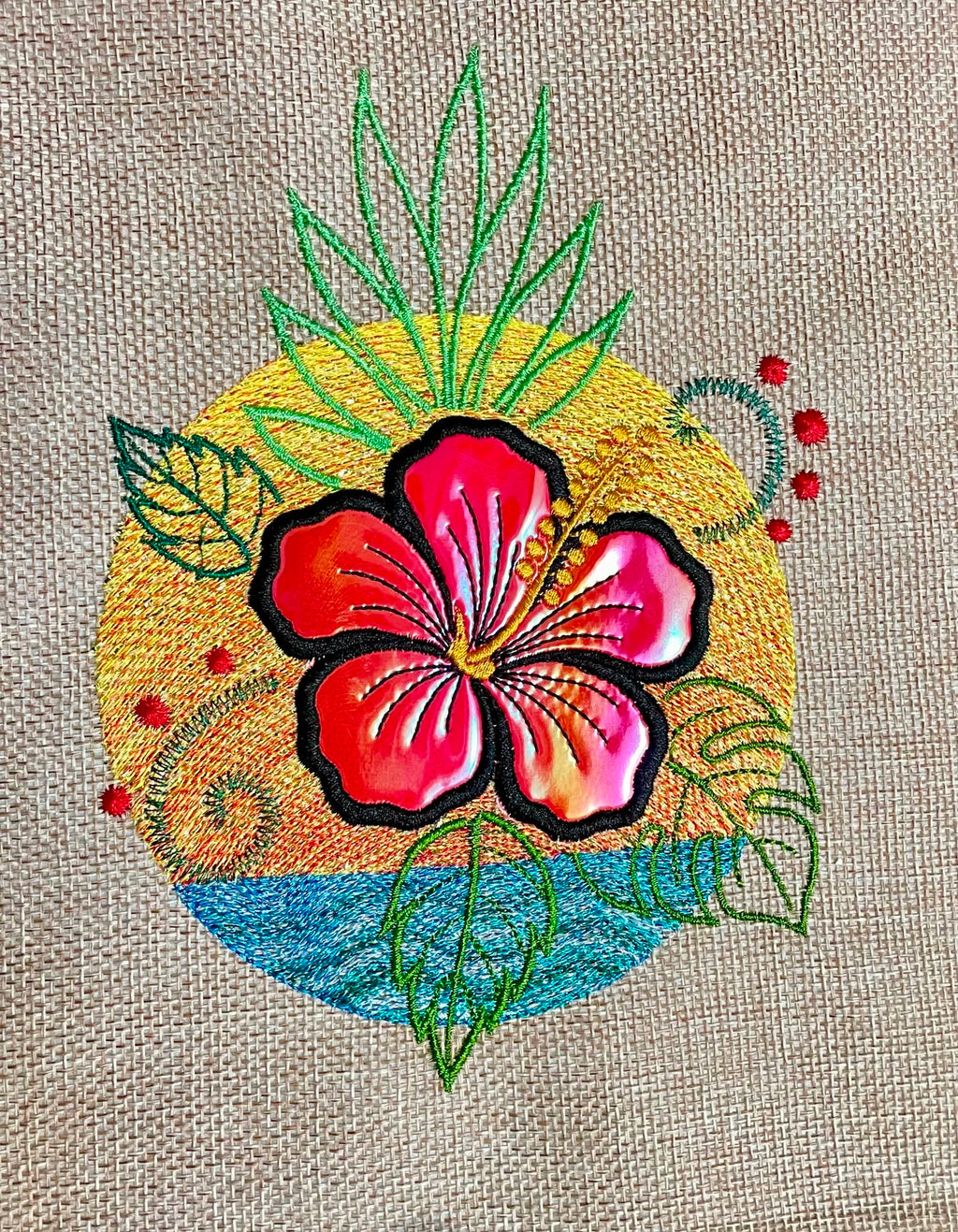 Motif de broderie Hibiscus en appliqué sur coucher de soleil et océan avec effet vagues brodées – Formats 10x10, 15x15 et 18x13 AK Broderie