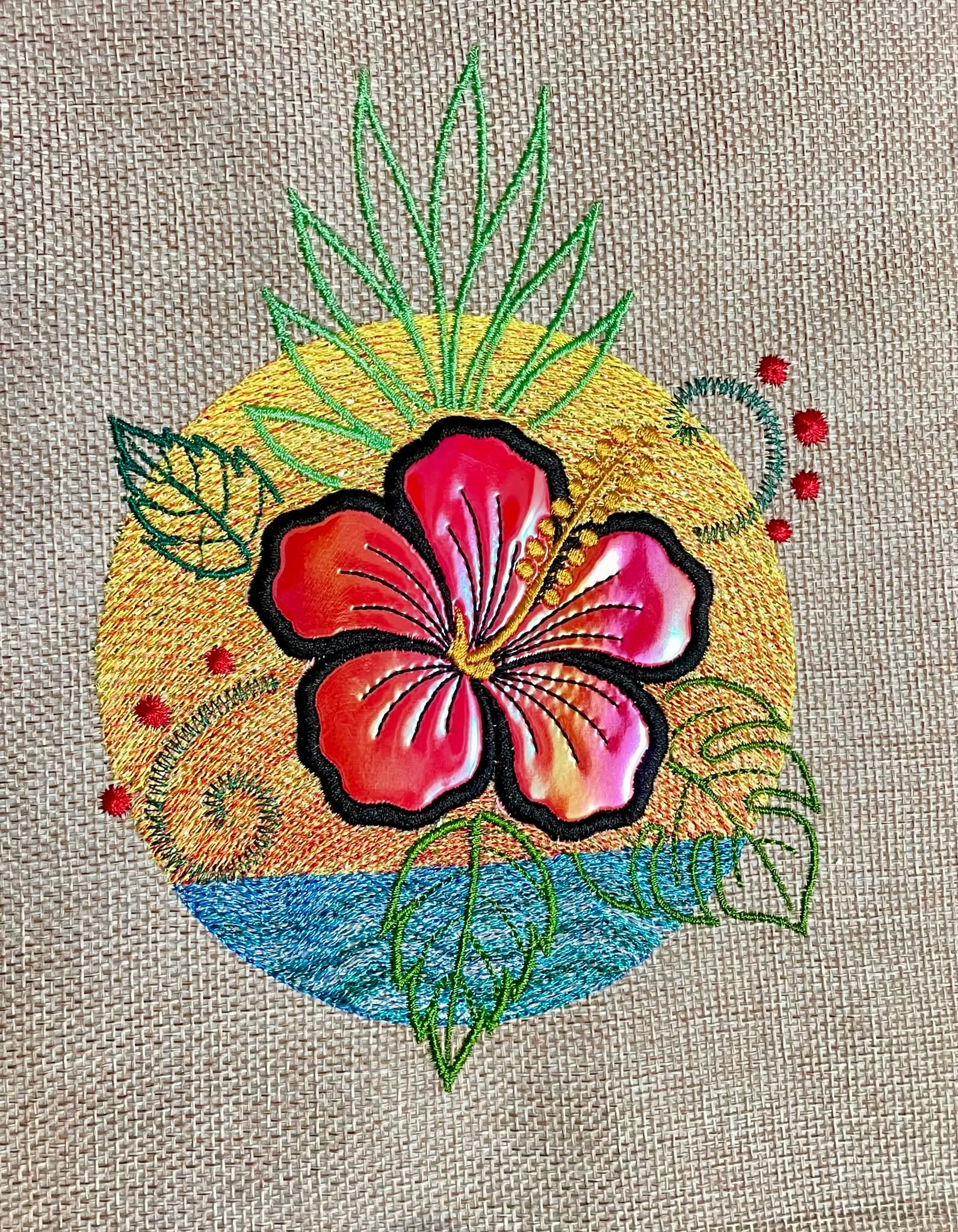 Motif de broderie Hibiscus en appliqué sur coucher de soleil et océan avec effet vagues brodées – Formats 10x10, 15x15 et 18x13 AK Broderie