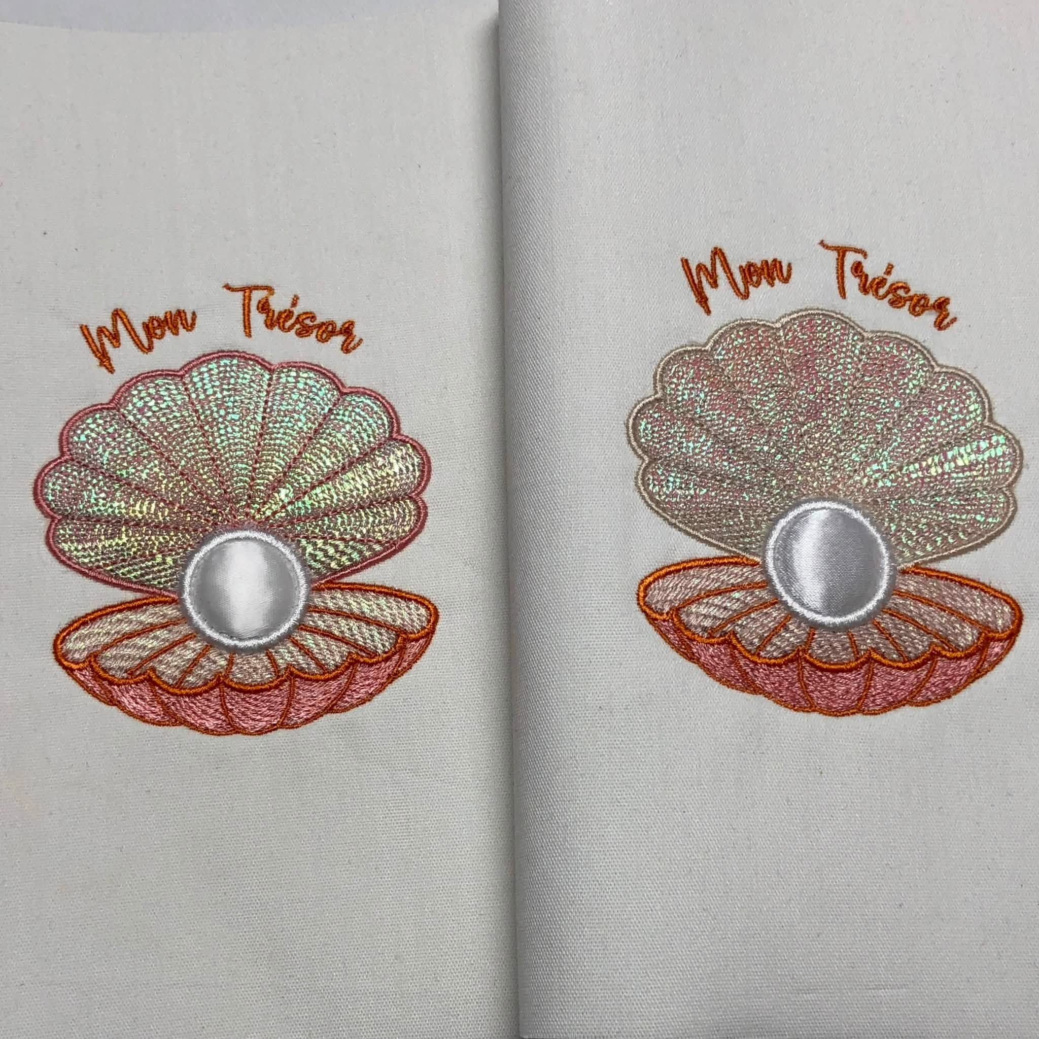 Motif de broderie Mon Trésor Huître Perlière effet 3D avec point florentin, papier Mylar et perle en appliqué relief – Format 10x10 AK Broderie