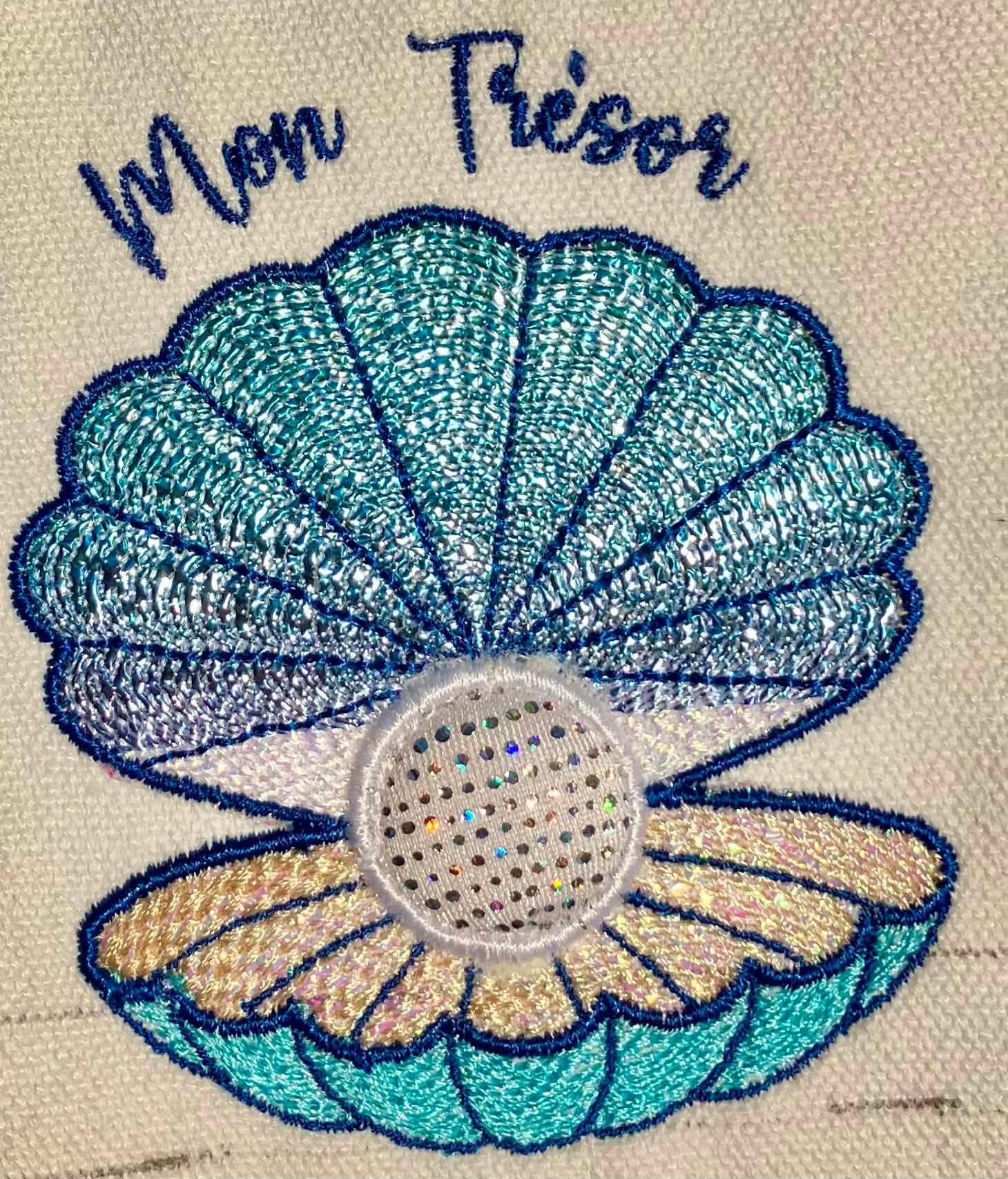 Motif de broderie Mon Trésor Huître Perlière effet 3D avec point florentin, papier Mylar et perle en appliqué relief – Format 10x10 AK Broderie