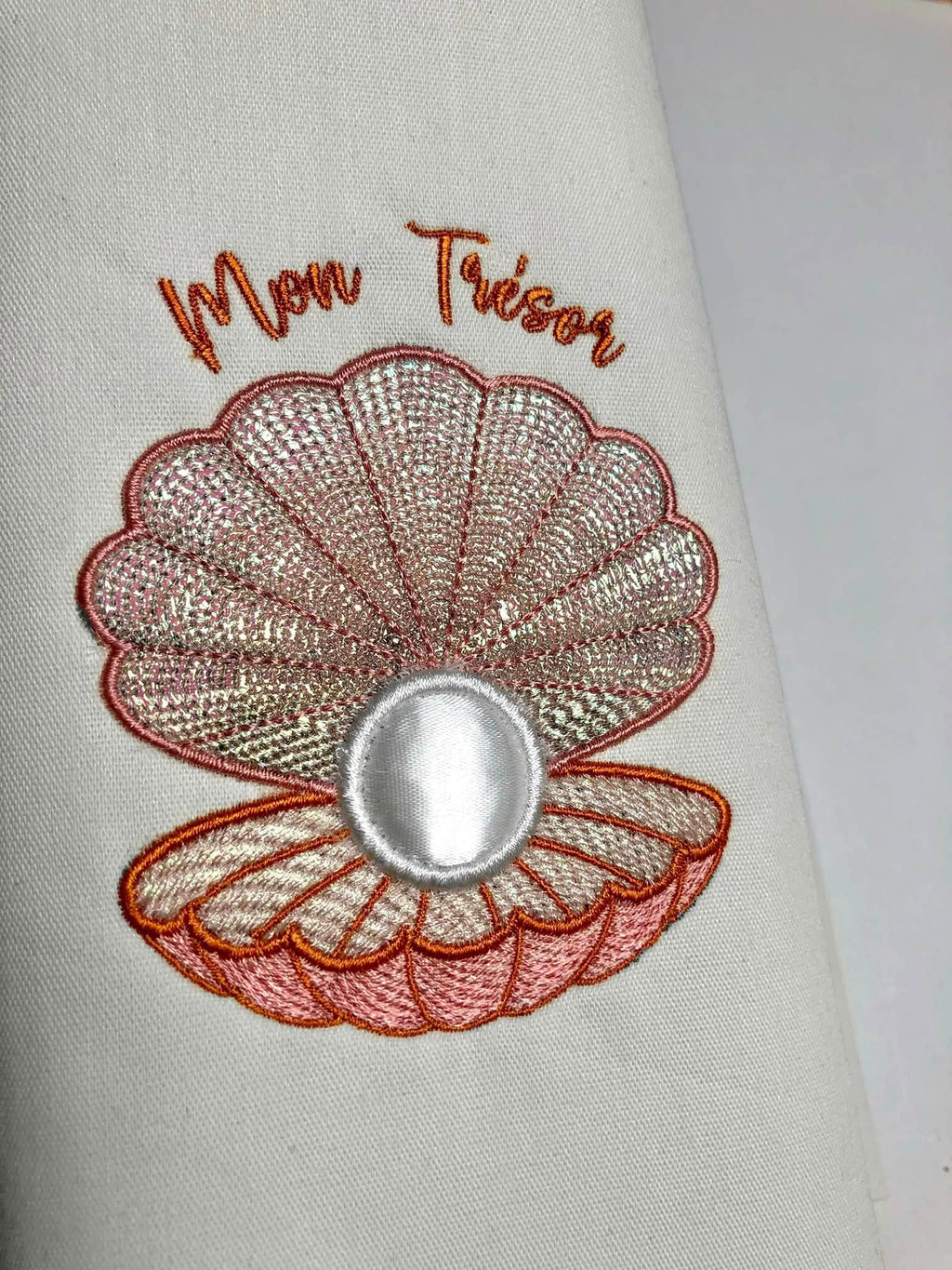 Motif de broderie Mon Trésor Huître Perlière effet 3D avec point florentin, papier Mylar et perle en appliqué relief – Format 10x10 AK Broderie