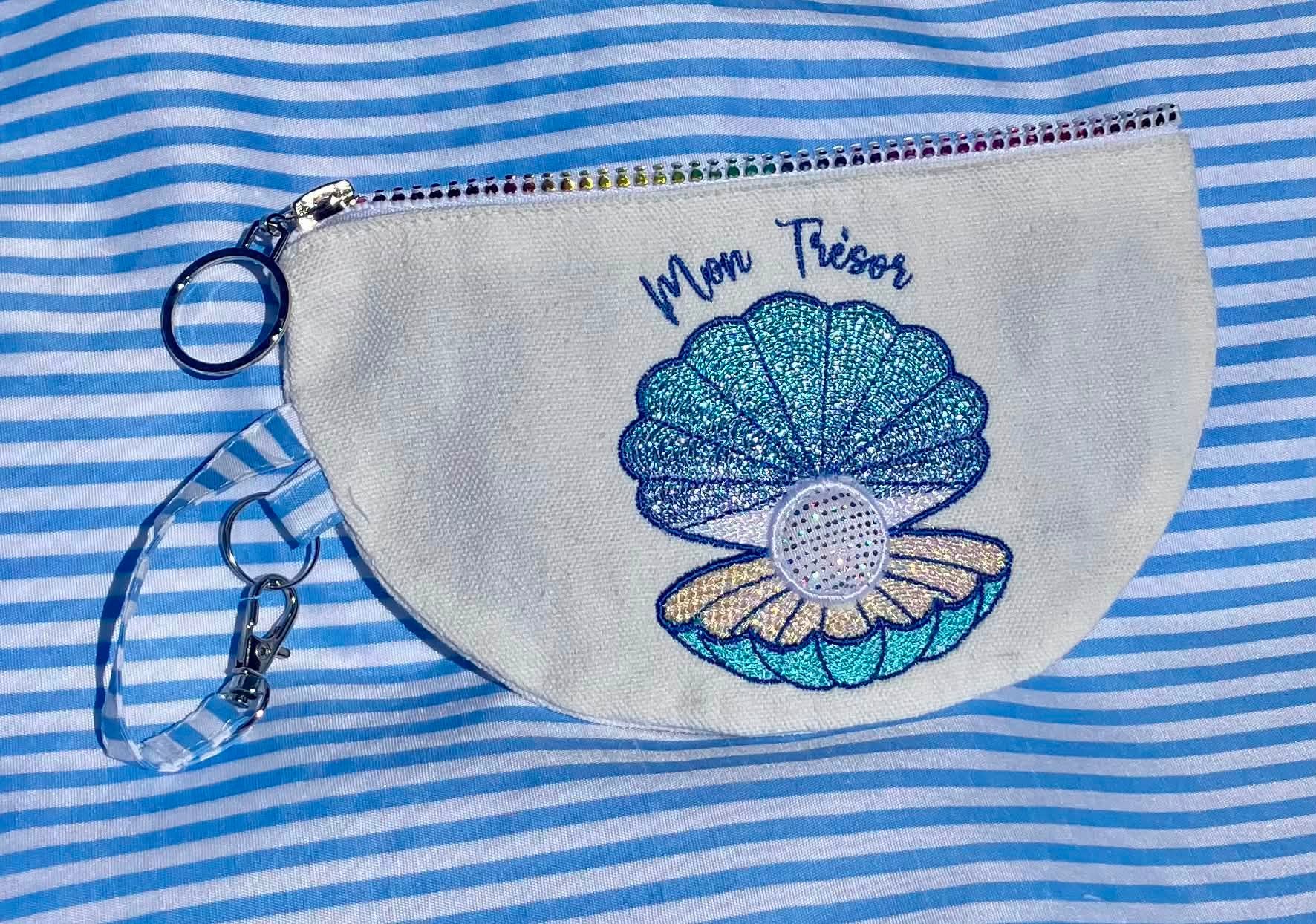 Motif de broderie Mon Trésor Huître Perlière effet 3D avec point florentin, papier Mylar et perle en appliqué relief – Format 10x10 AK Broderie