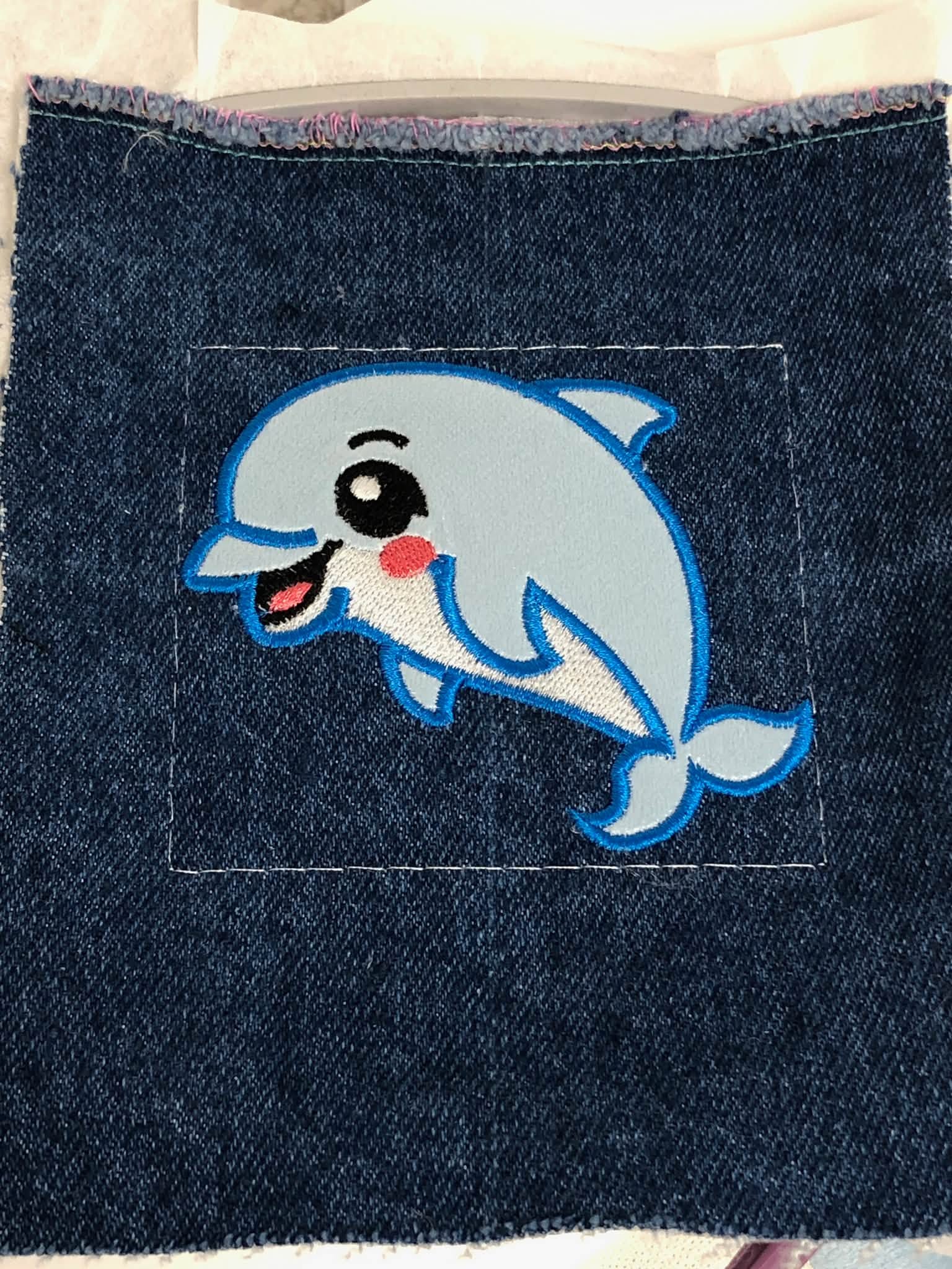Motif de broderie appliqué Dauphin Kawaii pour personnalisation textile – Formats 10x10 et 15x15 – AK Broderie