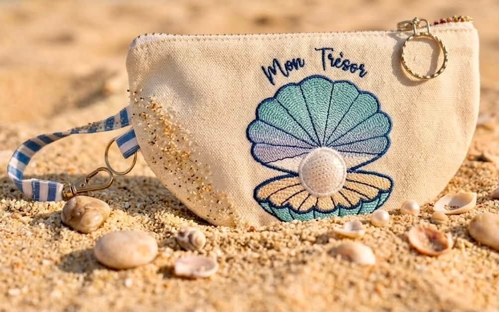 Motif de broderie Mon Trésor Huître Perlière effet 3D avec point florentin, papier Mylar et perle en appliqué relief – Format 10x10 AK Broderie