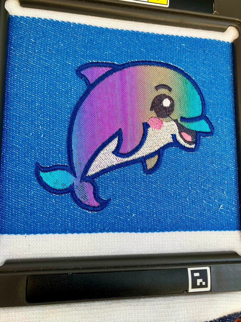 Motif de broderie appliqué Dauphin Kawaii pour personnalisation textile – Formats 10x10 et 15x15 – AK Broderie