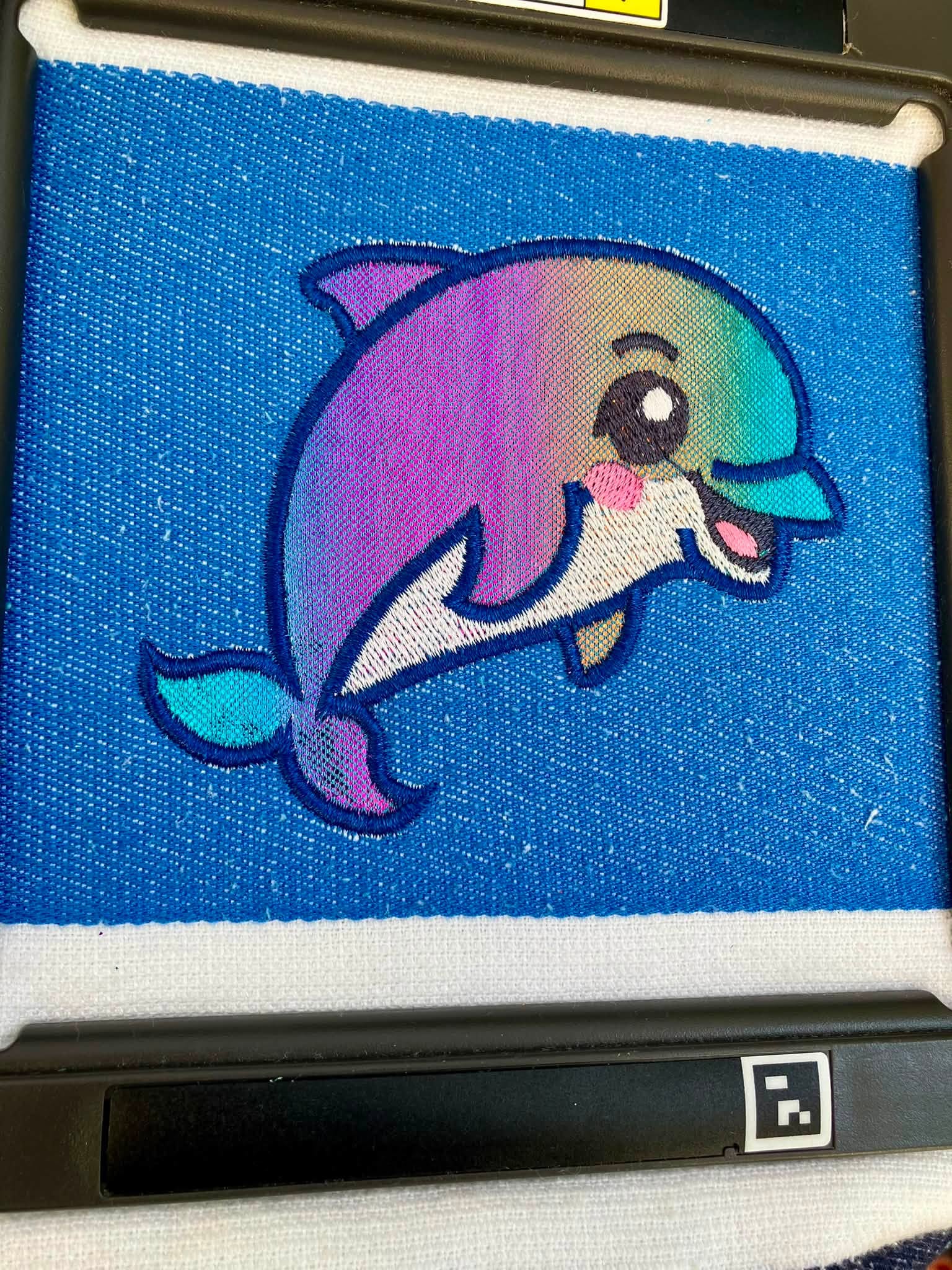Motif de broderie appliqué Dauphin Kawaii pour personnalisation textile – Formats 10x10 et 15x15 – AK Broderie