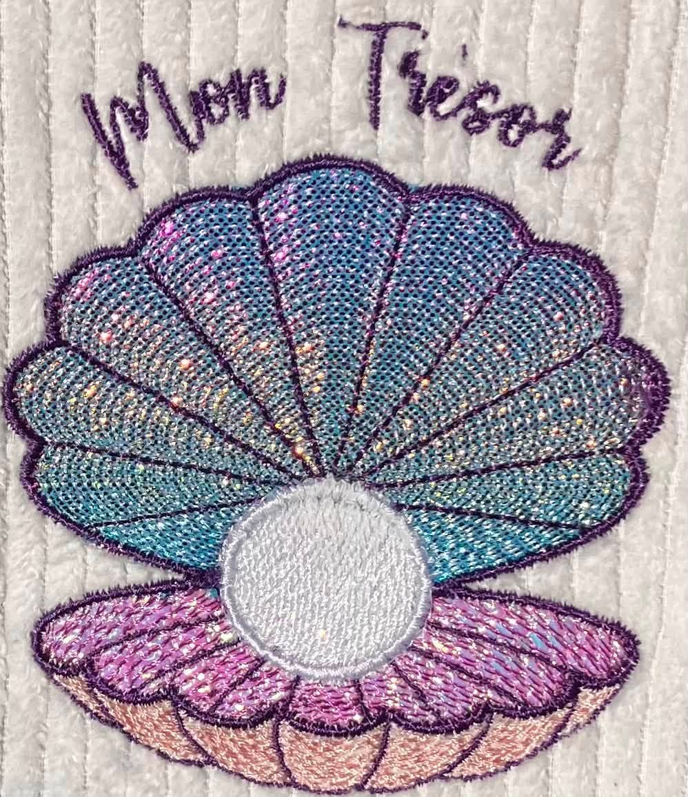 Motif de broderie Mon Trésor Huître Perlière classique avec point florentin, point ondulé et papier Mylar – Format 10x10 AK Broderie