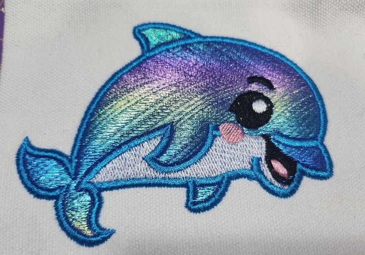 Motif de broderie appliqué Dauphin Kawaii pour personnalisation textile – Formats 10x10 et 15x15 – AK Broderie