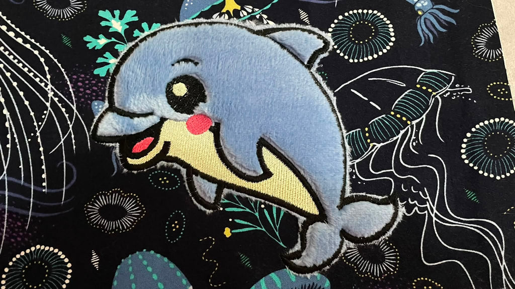 Motif de broderie appliqué Dauphin Kawaii pour personnalisation textile – Formats 10x10 et 15x15 – AK Broderie