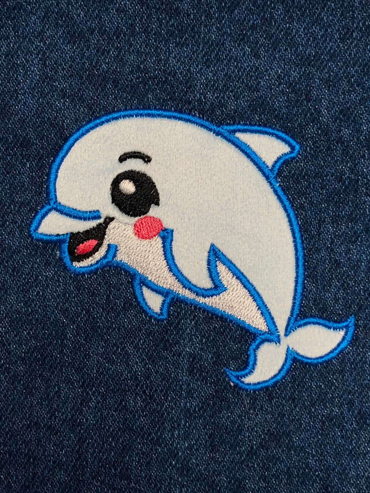 Motif de broderie appliqué Dauphin Kawaii pour personnalisation textile – Formats 10x10 et 15x15 – AK Broderie