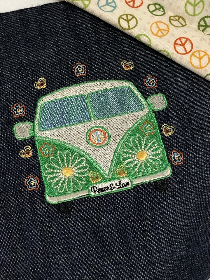 Motif de broderie machine Van Life 10x10 avec combi rétro turquoise, fleurs, cœurs et symbole Peace & Love – AK Broderie