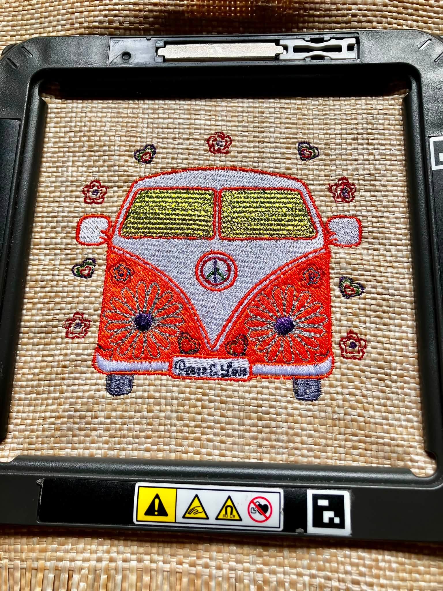 Motif de broderie machine Van Life 10x10 avec combi rétro turquoise, fleurs, cœurs et symbole Peace & Love – AK Broderie