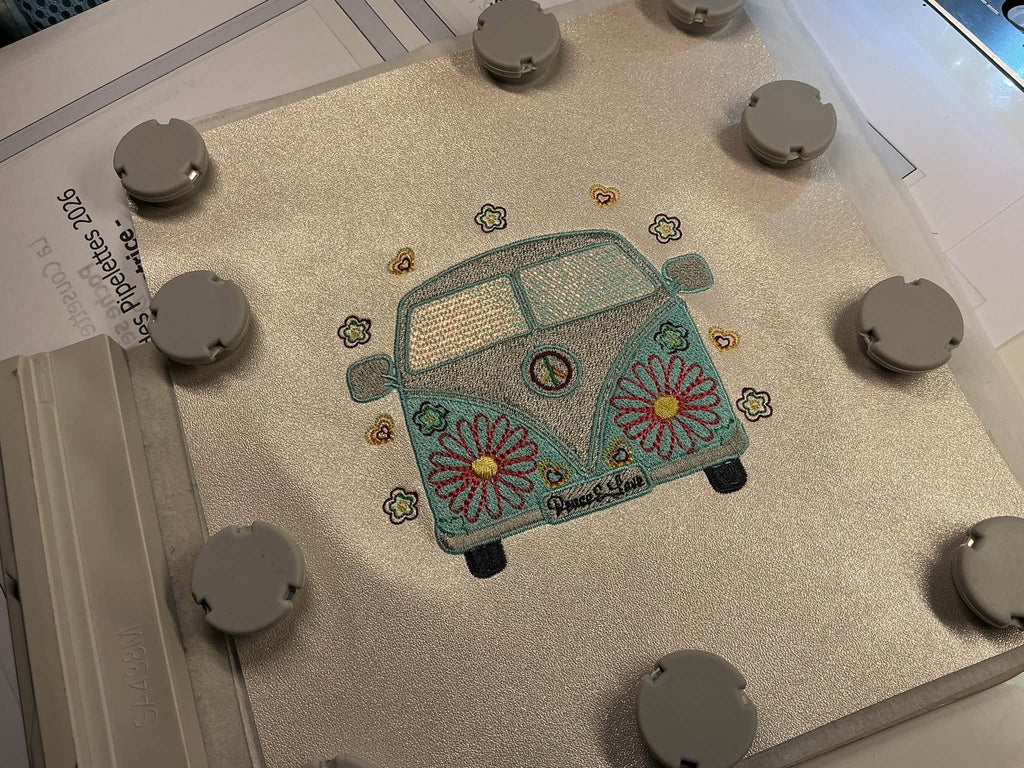 Motif de broderie machine Van Life 10x10 avec combi rétro turquoise, fleurs, cœurs et symbole Peace & Love – AK Broderie