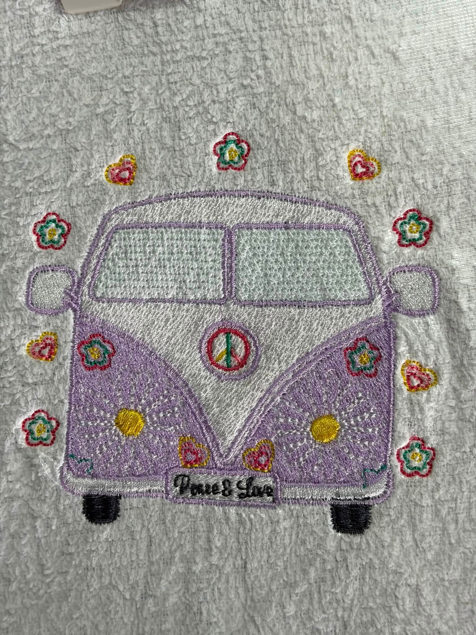 Motif de broderie machine Van Life 10x10 avec combi rétro turquoise, fleurs, cœurs et symbole Peace & Love – AK Broderie