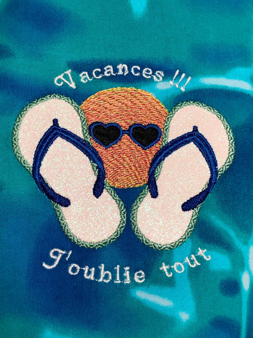 Motif de broderie appliqué Tongs Vacances J'oublie Tout avec soleil en dégradé et Mylar – Formats 10x10 et 14x14/15x15 – AK Broderie