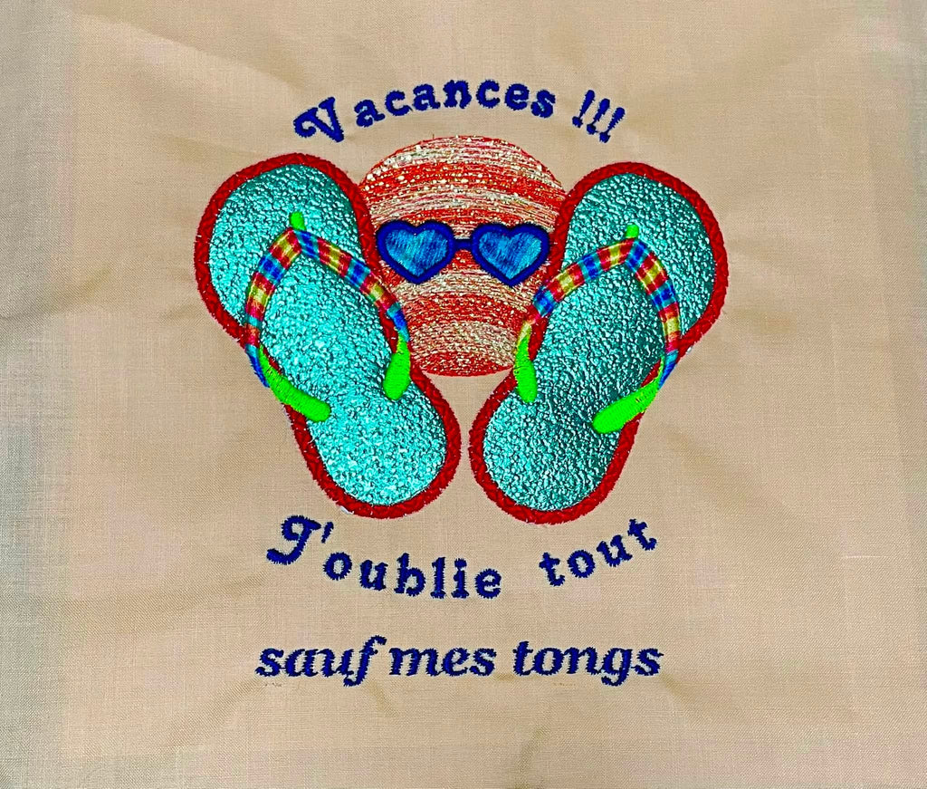 Motif de broderie appliqué Tongs Vacances J'oublie Tout avec soleil en dégradé et Mylar – Formats 10x10 et 14x14/15x15 – AK Broderie