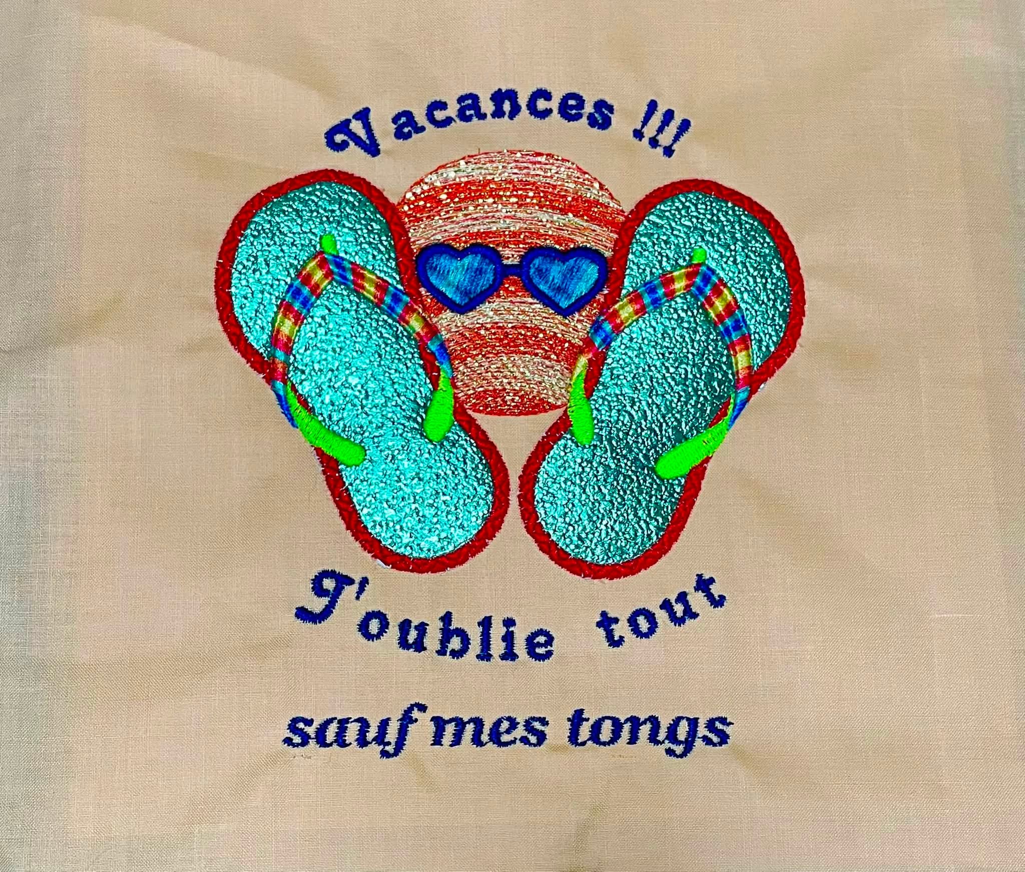 Motif de broderie appliqué Tongs Vacances J'oublie Tout avec soleil en dégradé et Mylar – Formats 10x10 et 14x14/15x15 – AK Broderie