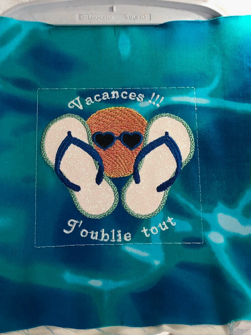 Motif de broderie appliqué Tongs Vacances J'oublie Tout avec soleil en dégradé et Mylar – Formats 10x10 et 14x14/15x15 – AK Broderie
