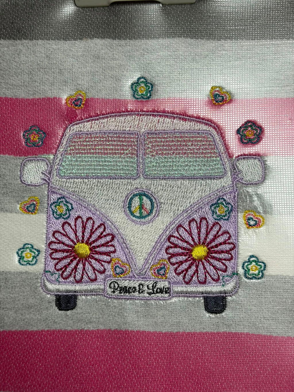 Motif de broderie machine Van Life 10x10 avec combi rétro turquoise, fleurs, cœurs et symbole Peace & Love – AK Broderie
