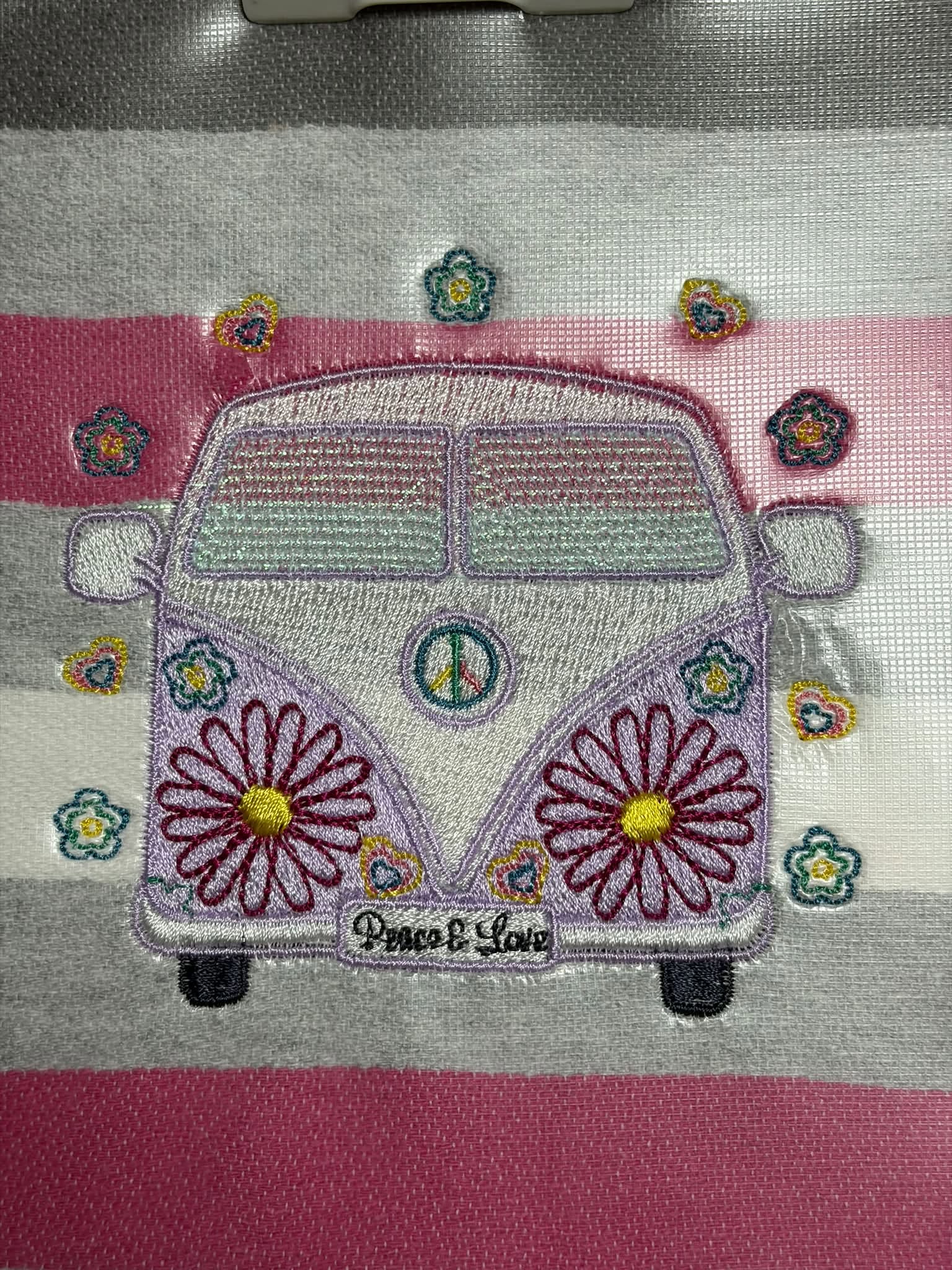 Motif de broderie machine Van Life 10x10 avec combi rétro turquoise, fleurs, cœurs et symbole Peace & Love – AK Broderie