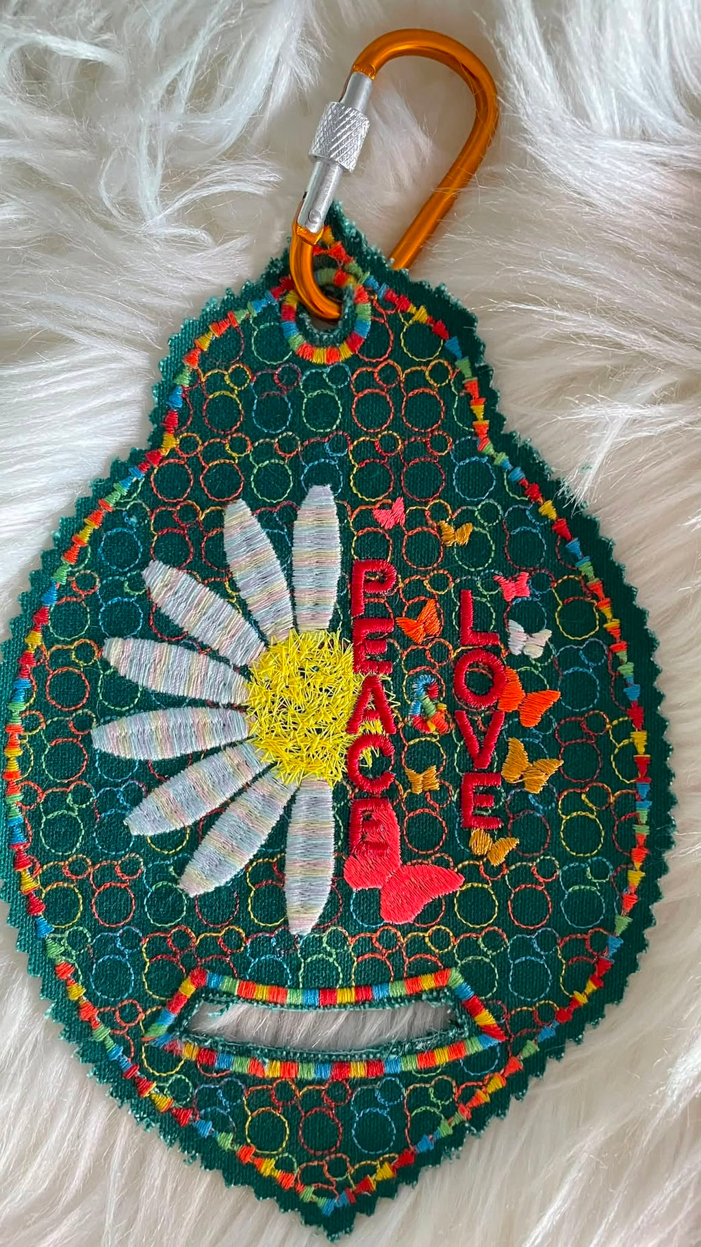 Motif de broderie machine Peace & Love avec marguerite blanche, cœur en point fourrure et papillons colorés format 10x10