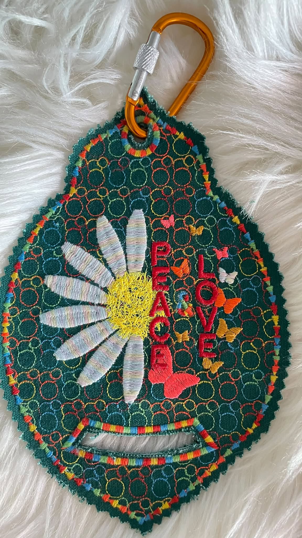 Motif de broderie machine Peace & Love avec marguerite blanche, cœur en point fourrure et papillons colorés format 10x10