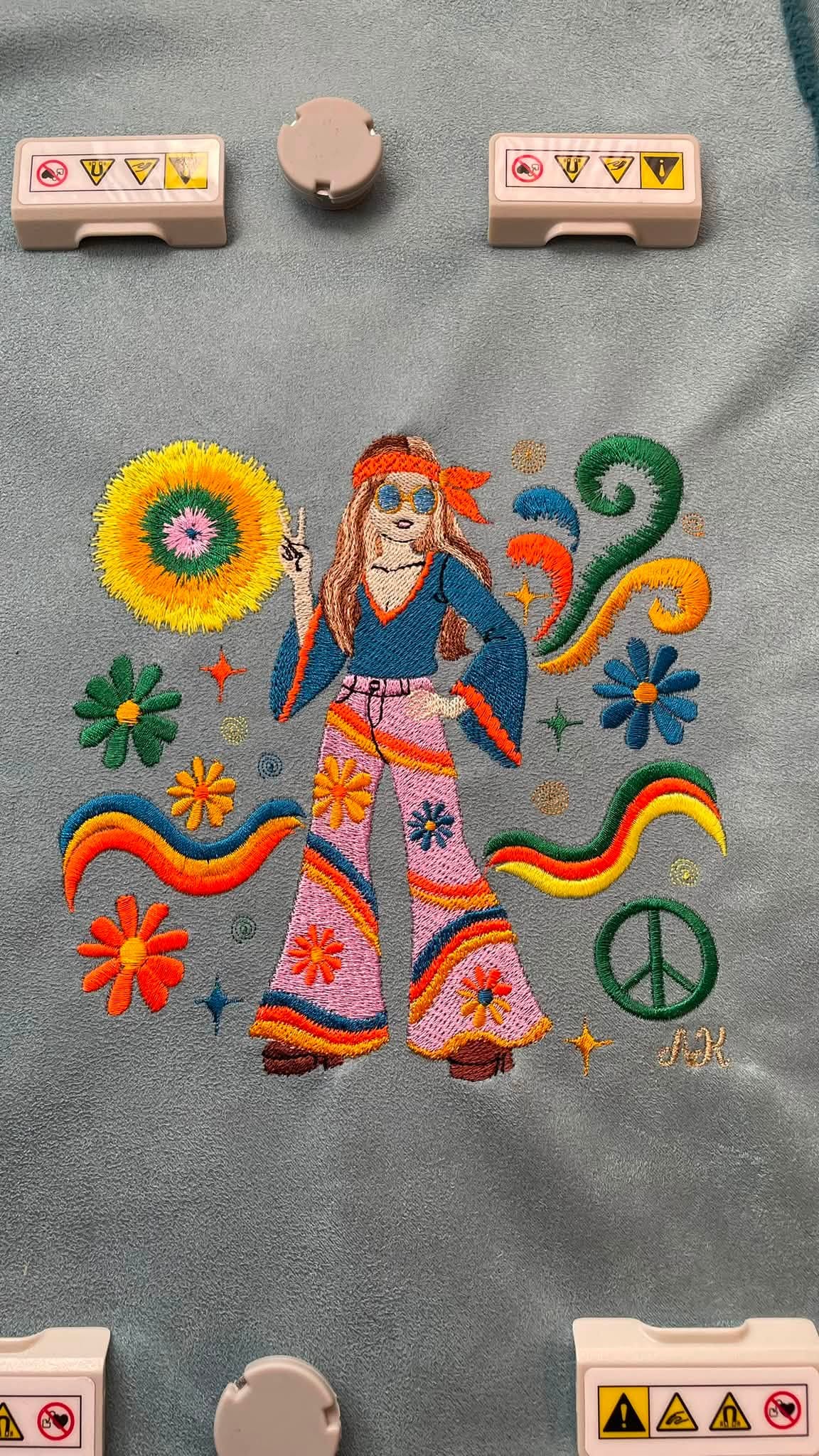 Motif de broderie Femme Hippie Peace & Love avec fleurs seventies, symbole paix et éléments en point fourrure disponible en 10x10 et 15x15