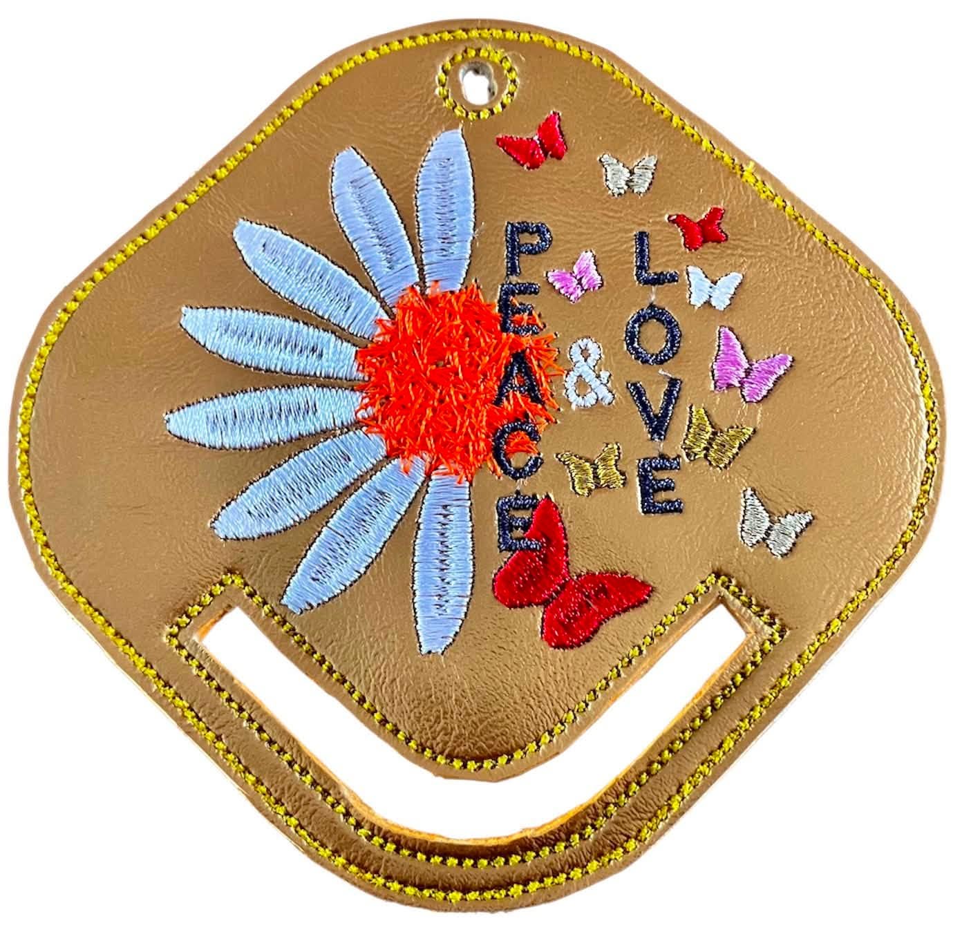 Porte-foulard ITH Peace & Love avec marguerite, cœur en point fourrure et papillons colorés format 10x10