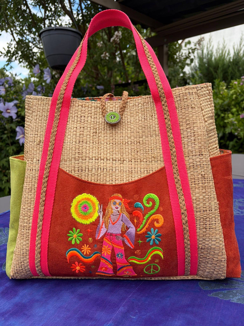 Motif de broderie Femme Hippie Peace & Love avec fleurs seventies, symbole paix et éléments en point fourrure disponible en 10x10 et 15x15