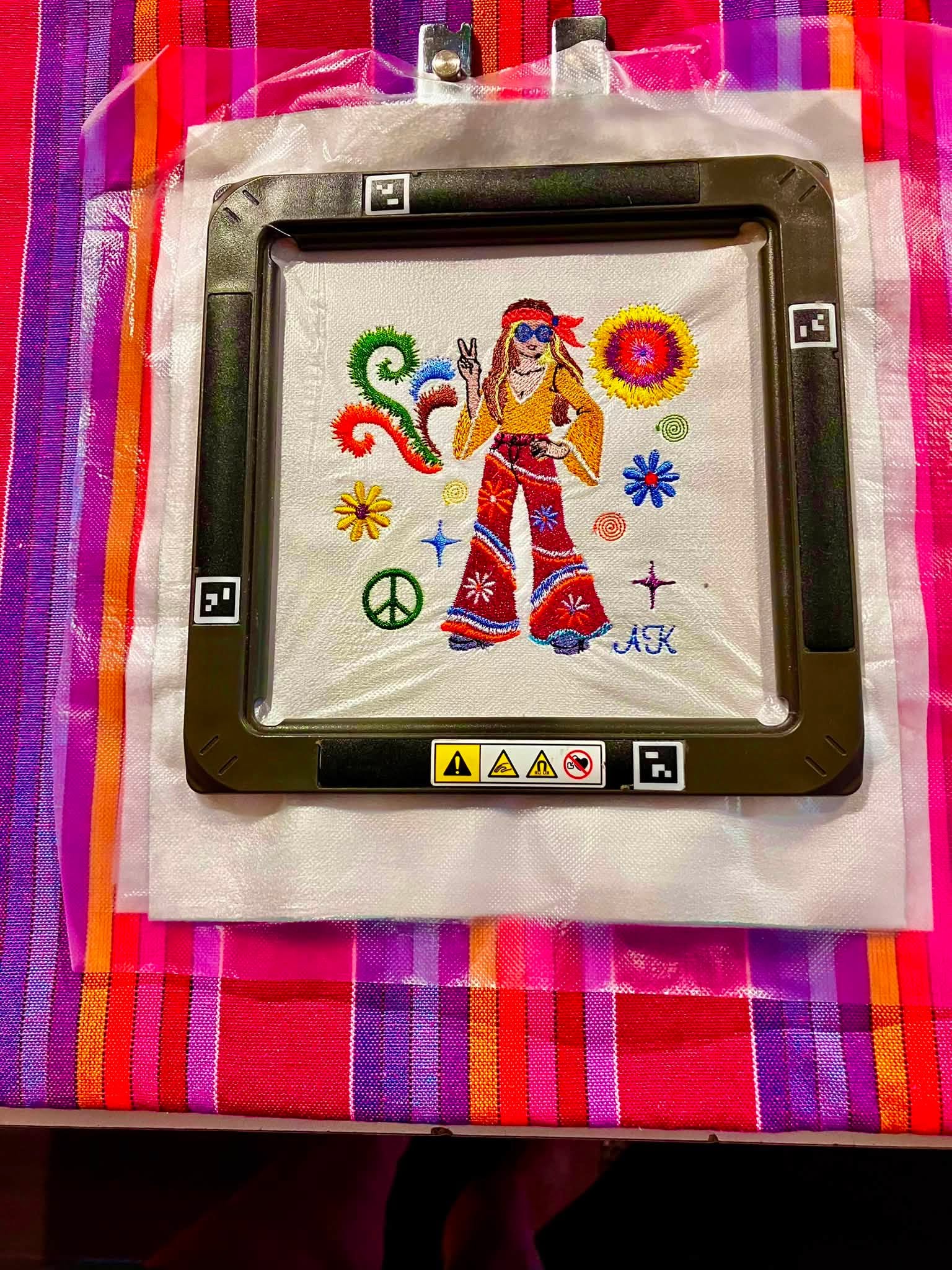 Motif de broderie Femme Hippie Peace & Love avec fleurs seventies, symbole paix et éléments en point fourrure disponible en 10x10 et 15x15