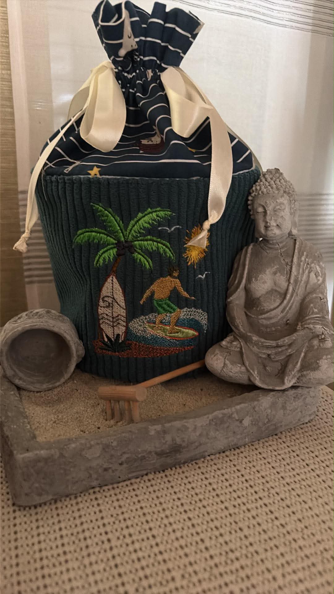 Motif de broderie Surfeur 10x10 avec palmier, planche de surf, vagues, océan et soleil tropical