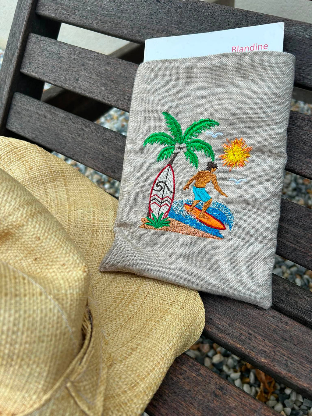 Motif de broderie Surfeur disponible au format 10x10. Décor tropical avec palmier, planche de surf, océan et soleil, idéal pour une ambiance estivale.