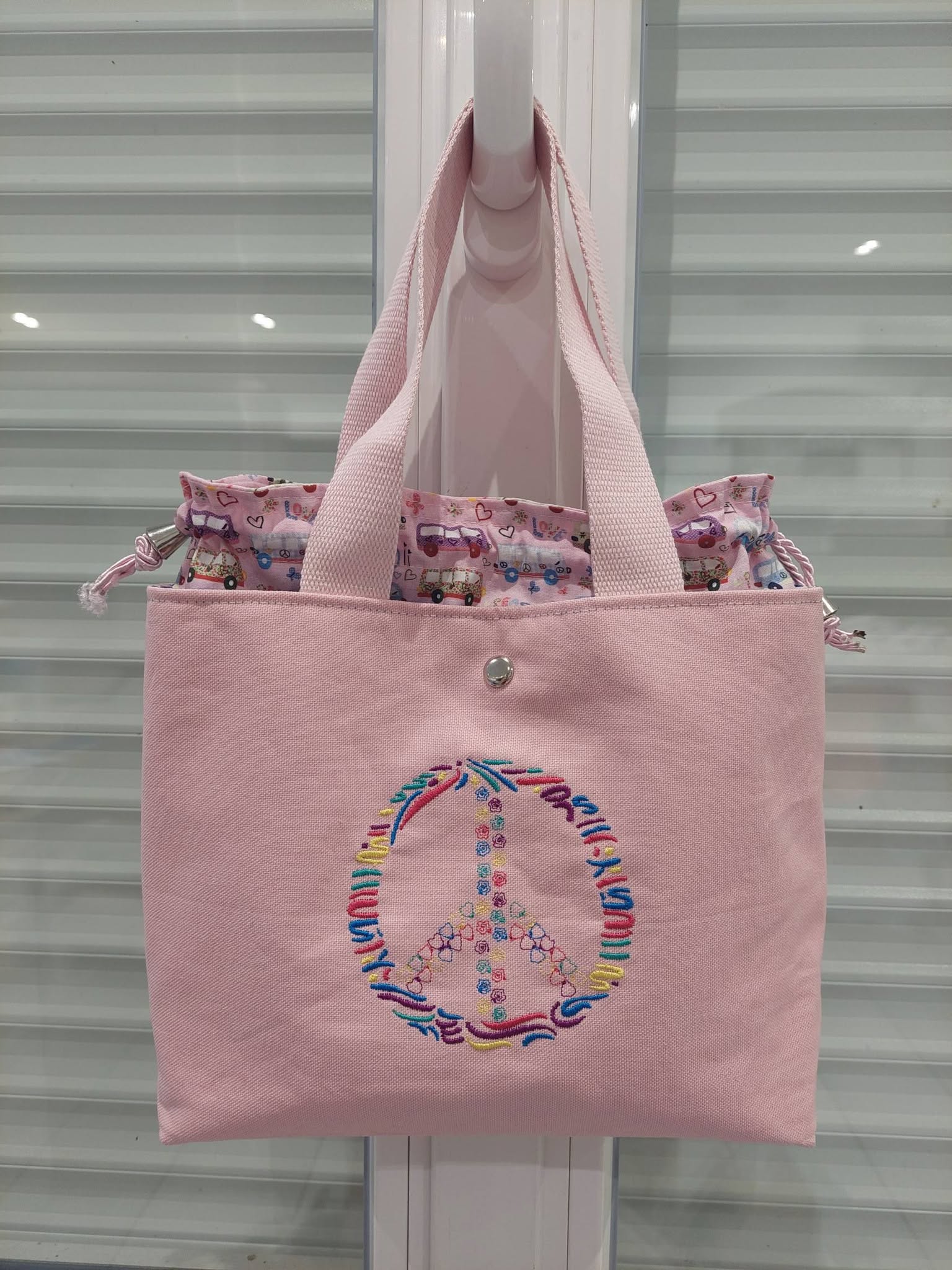 Peace & Love – Motif de Broderie Machine 10x10 – 3 Versions Incluses