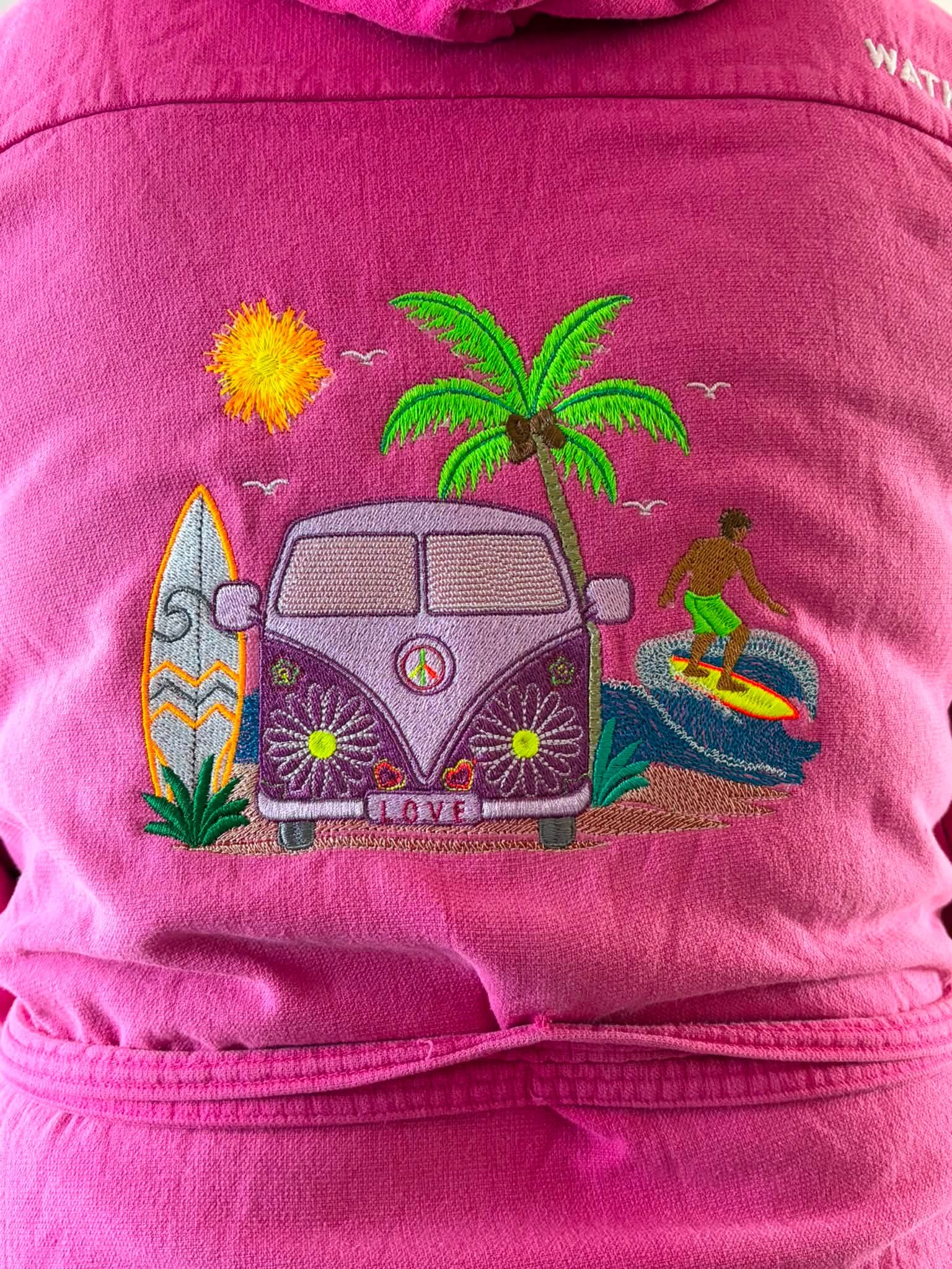 Motif de broderie Van Life avec combi rétro Peace & Love, surfeur, palmier, planche de surf, océan et soleil compatible Mylar pour cadres 20x20 et 26x16
