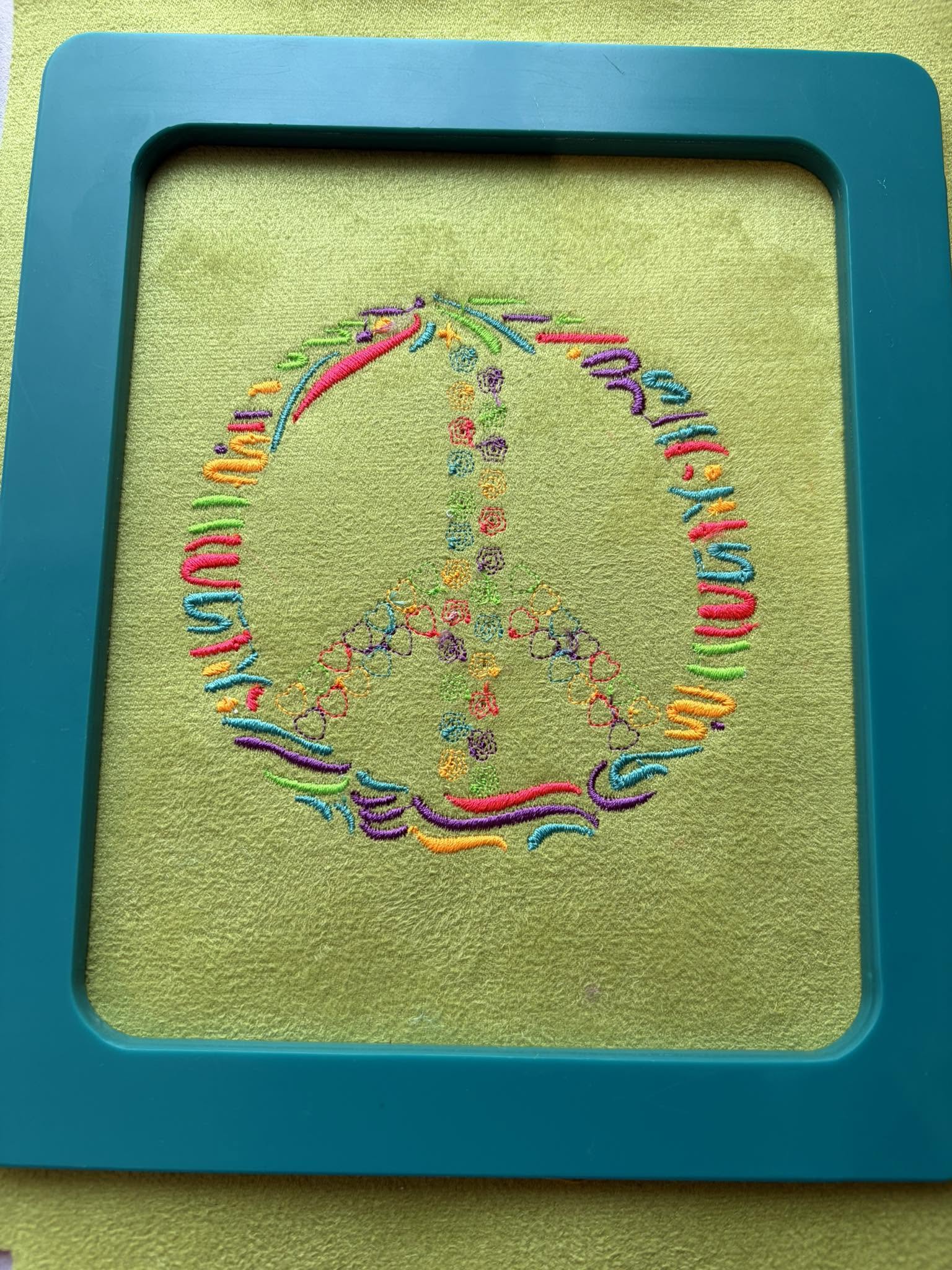 Peace & Love – Motif de Broderie Machine 10x10 – 3 Versions Incluses