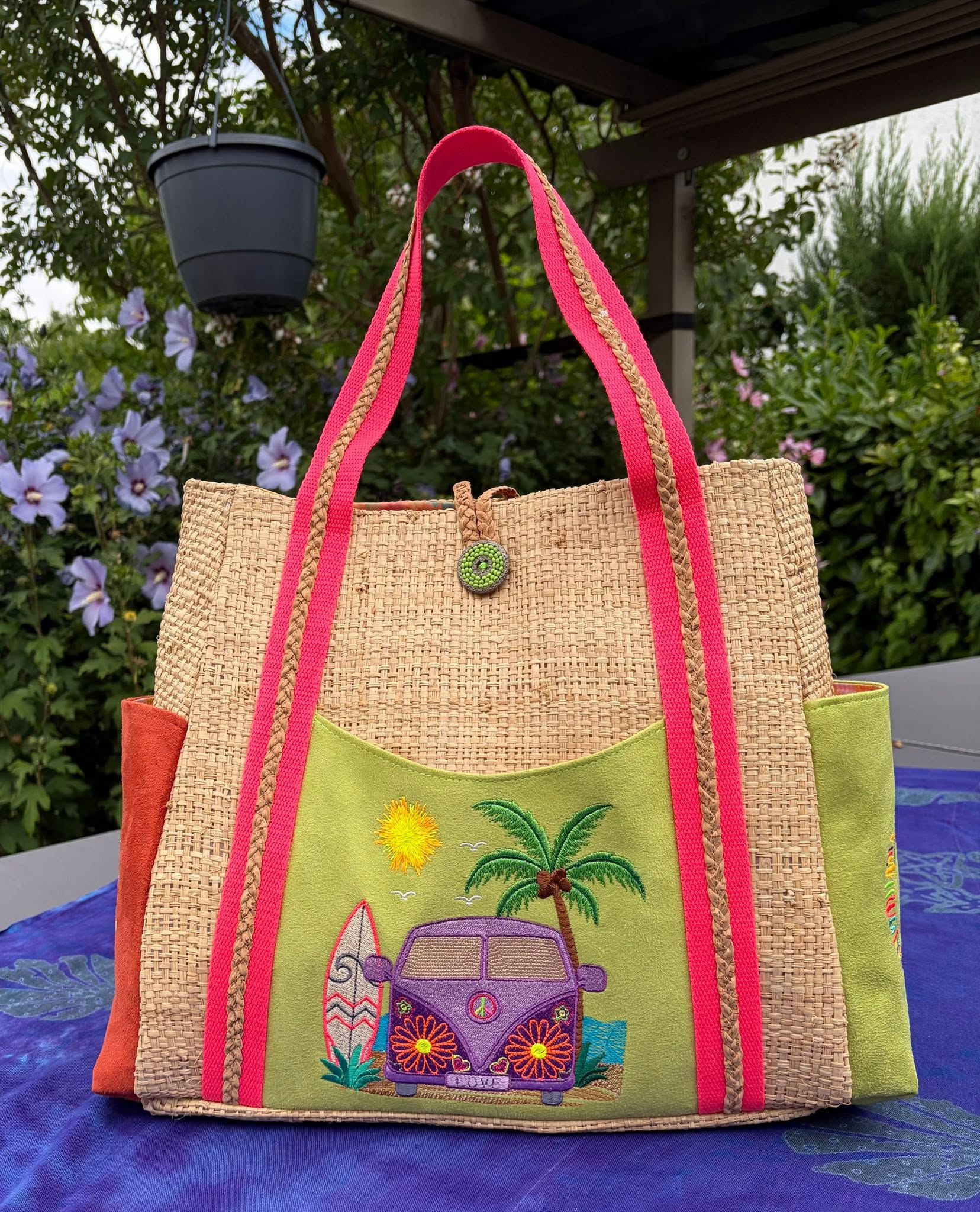 Motif de broderie Van Life 15x15 avec combi rétro Peace & Love, palmier, planche de surf, océan et soleil compatible Mylar