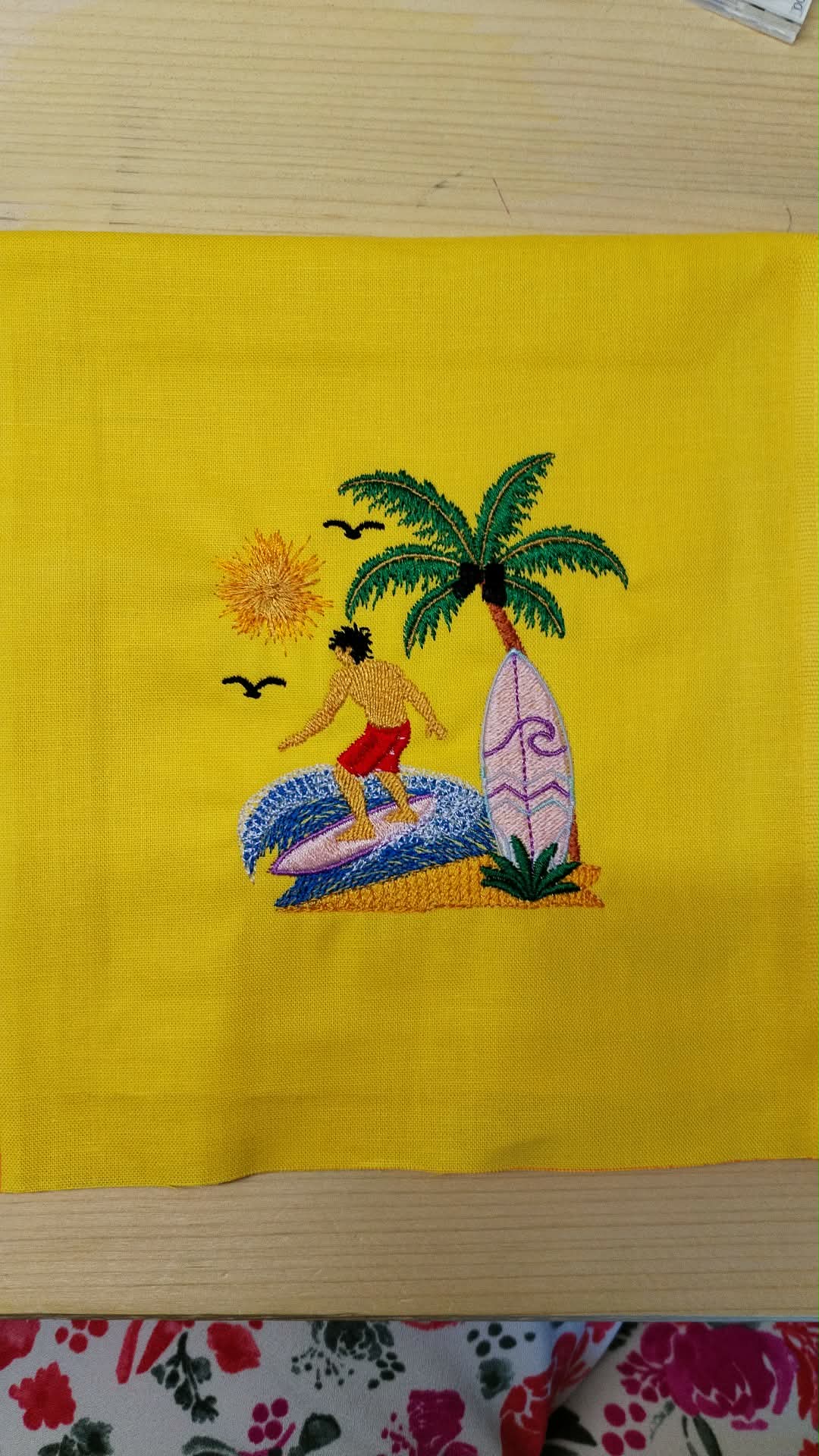 Motif de broderie Surfeur 10x10 avec palmier, planche de surf, vagues, océan et soleil tropical