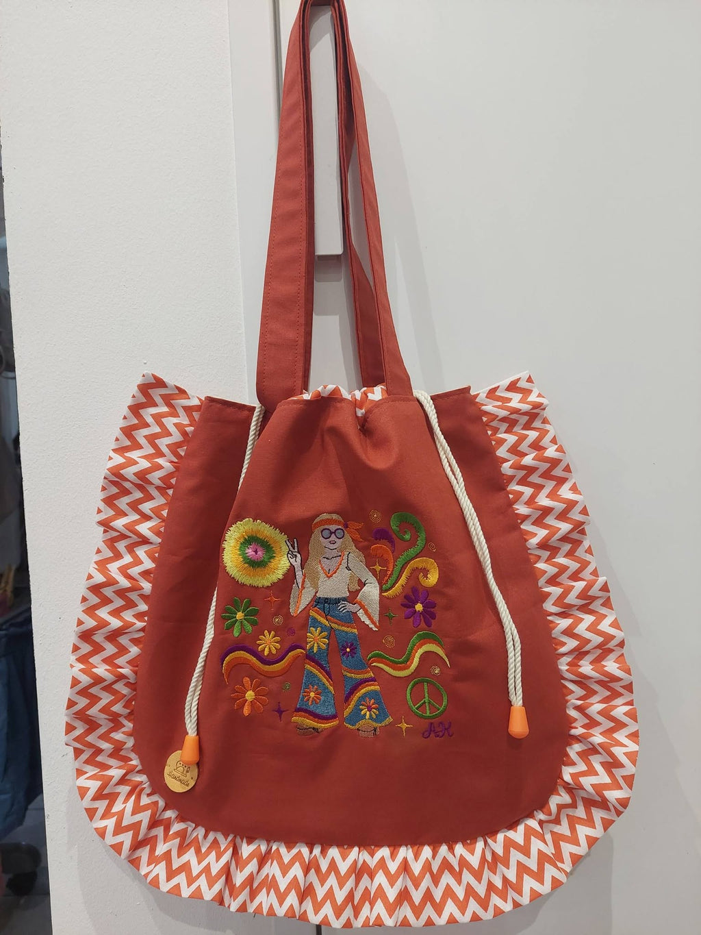 Motif de broderie Femme Hippie Peace & Love avec fleurs seventies, symbole paix et éléments en point fourrure disponible en 10x10 et 15x15