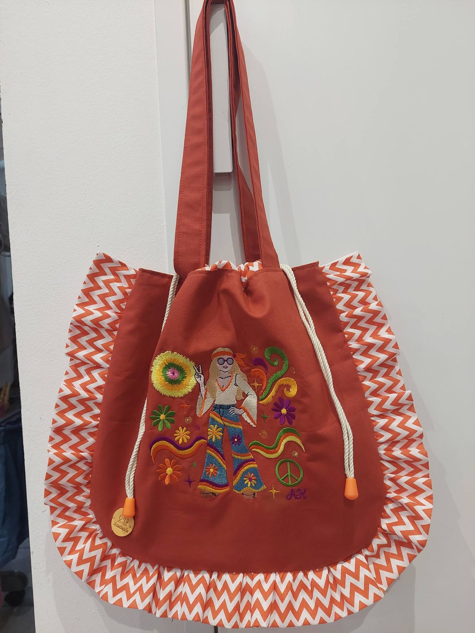 Motif de broderie Femme Hippie Peace & Love avec fleurs seventies, symbole paix et éléments en point fourrure disponible en 10x10 et 15x15