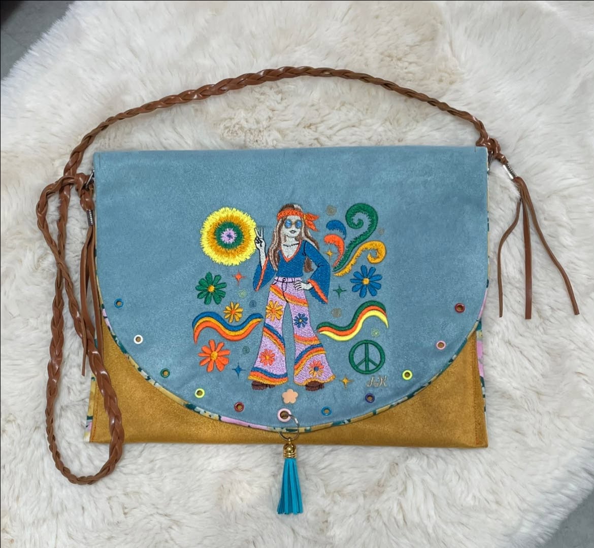 Motif de broderie Femme Hippie Peace & Love avec fleurs seventies, symbole paix et éléments en point fourrure disponible en 10x10 et 15x15