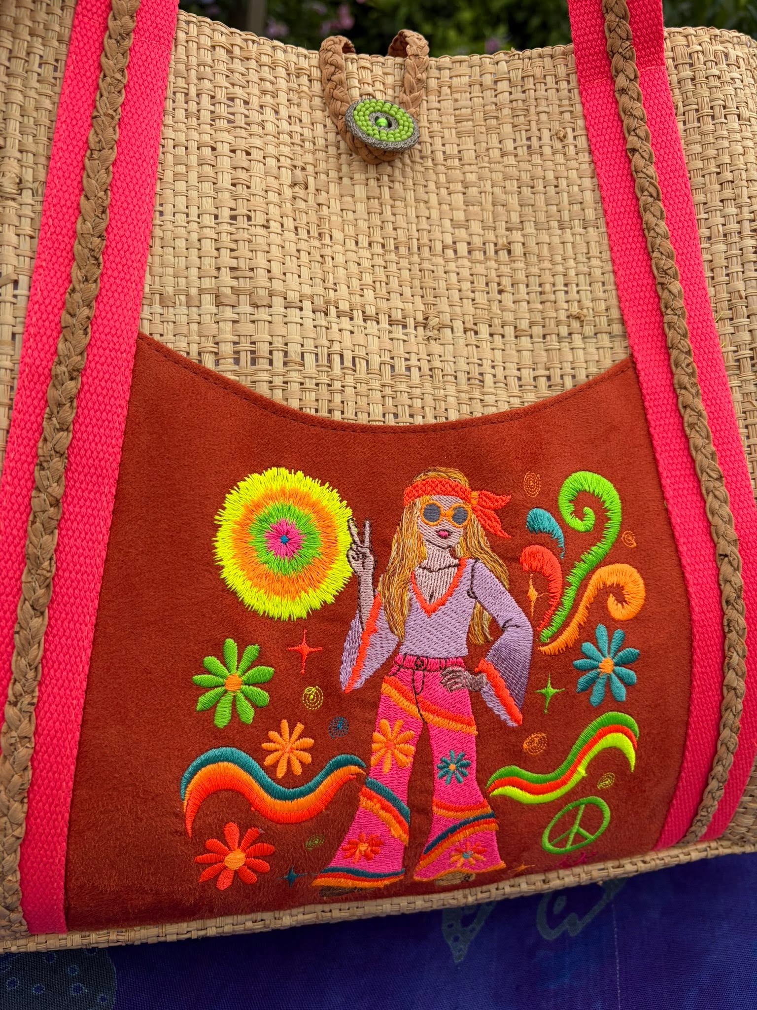 Motif de broderie Femme Hippie Peace & Love avec fleurs seventies, symbole paix et éléments en point fourrure disponible en 10x10 et 15x15