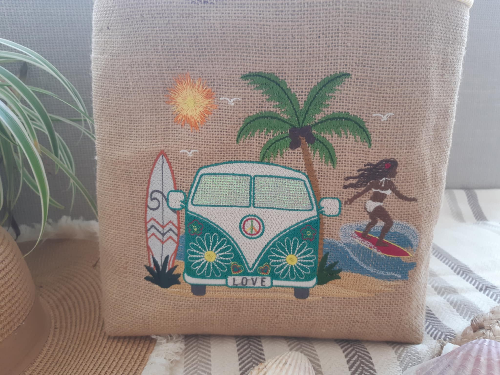 Motif de broderie Van Life avec combi rétro Peace & Love, surfeur, palmier, planche de surf, océan et soleil compatible Mylar pour cadres 20x20 et 26x16