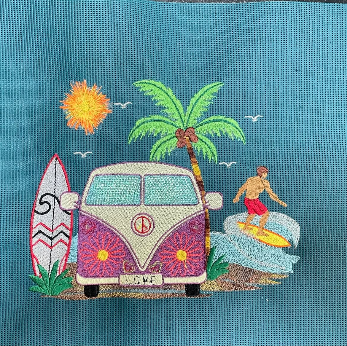 Motif de broderie Van Life avec combi rétro Peace & Love, surfeur, palmier, planche de surf, océan et soleil compatible Mylar pour cadres 20x20 et 26x16