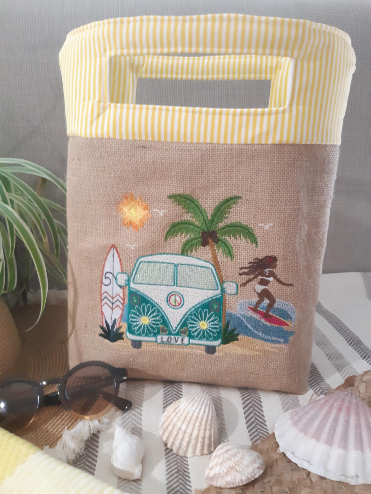 Motif de broderie Van Life avec combi rétro Peace & Love, surfeur, palmier, planche de surf, océan et soleil compatible Mylar pour cadres 20x20 et 26x16