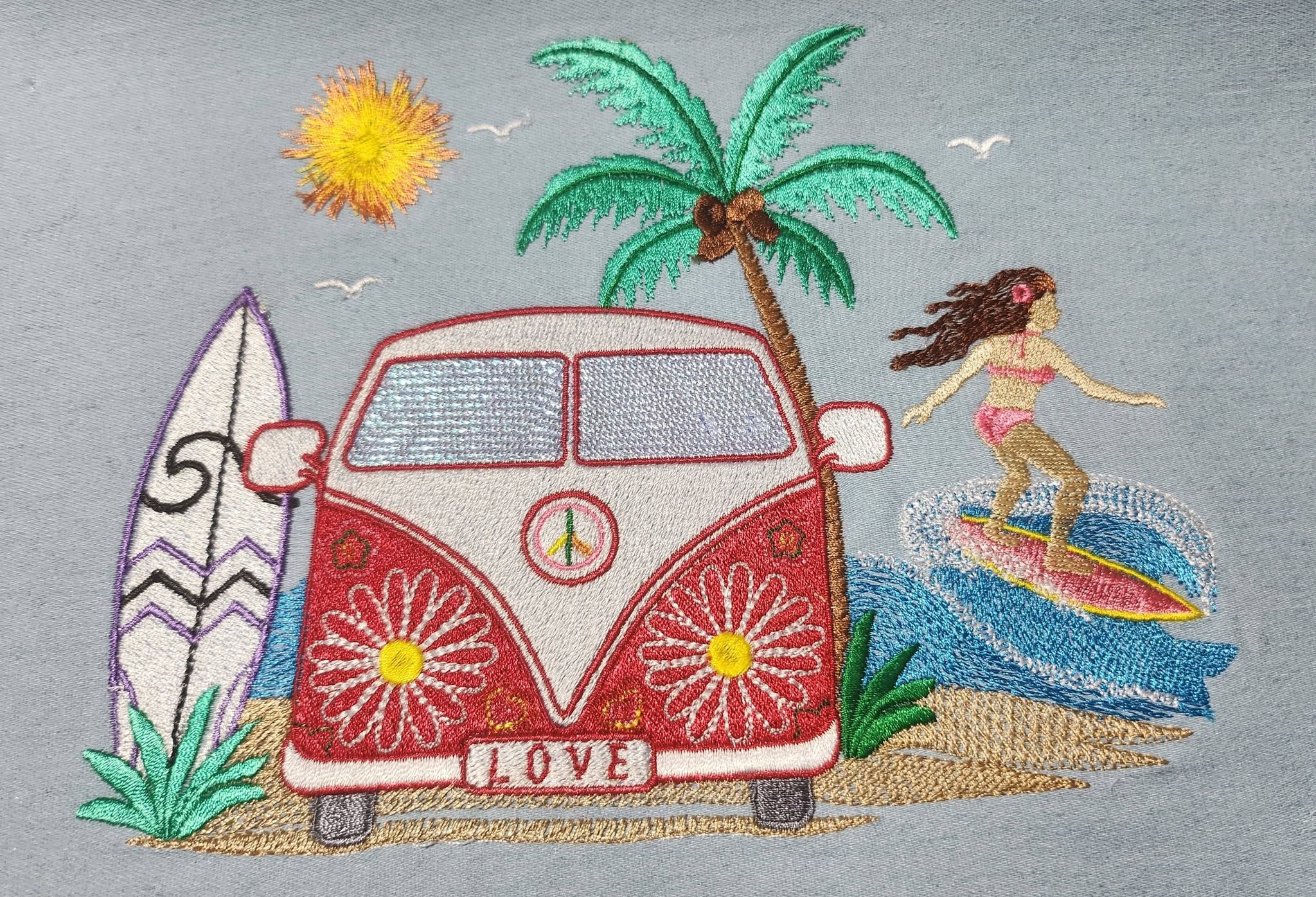 Motif de broderie Van Life avec combi rétro Peace & Love, surfeur, palmier, planche de surf, océan et soleil compatible Mylar pour cadres 20x20 et 26x16