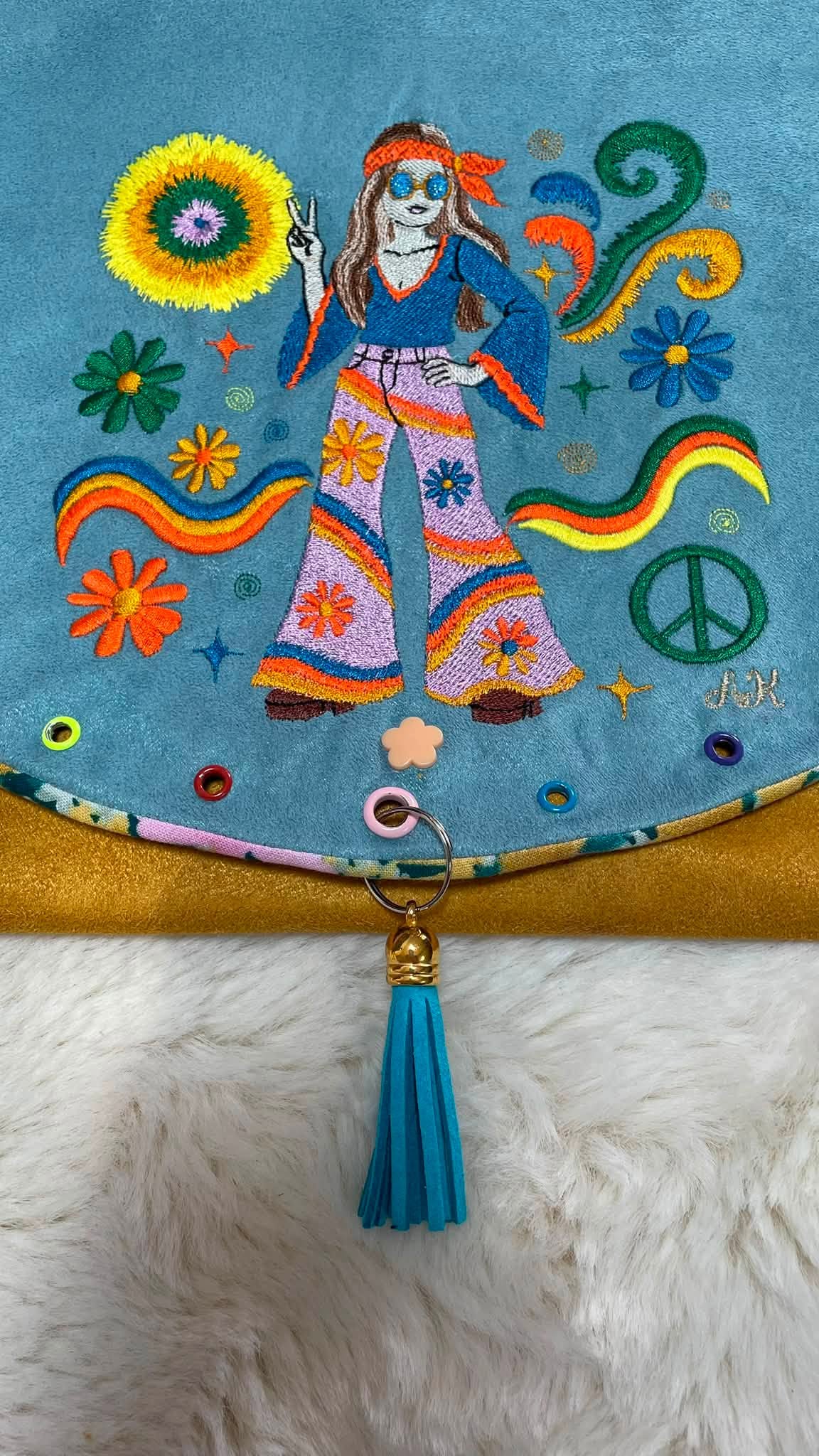 Motif de broderie Femme Hippie Peace & Love avec fleurs seventies, symbole paix et éléments en point fourrure disponible en 10x10 et 15x15