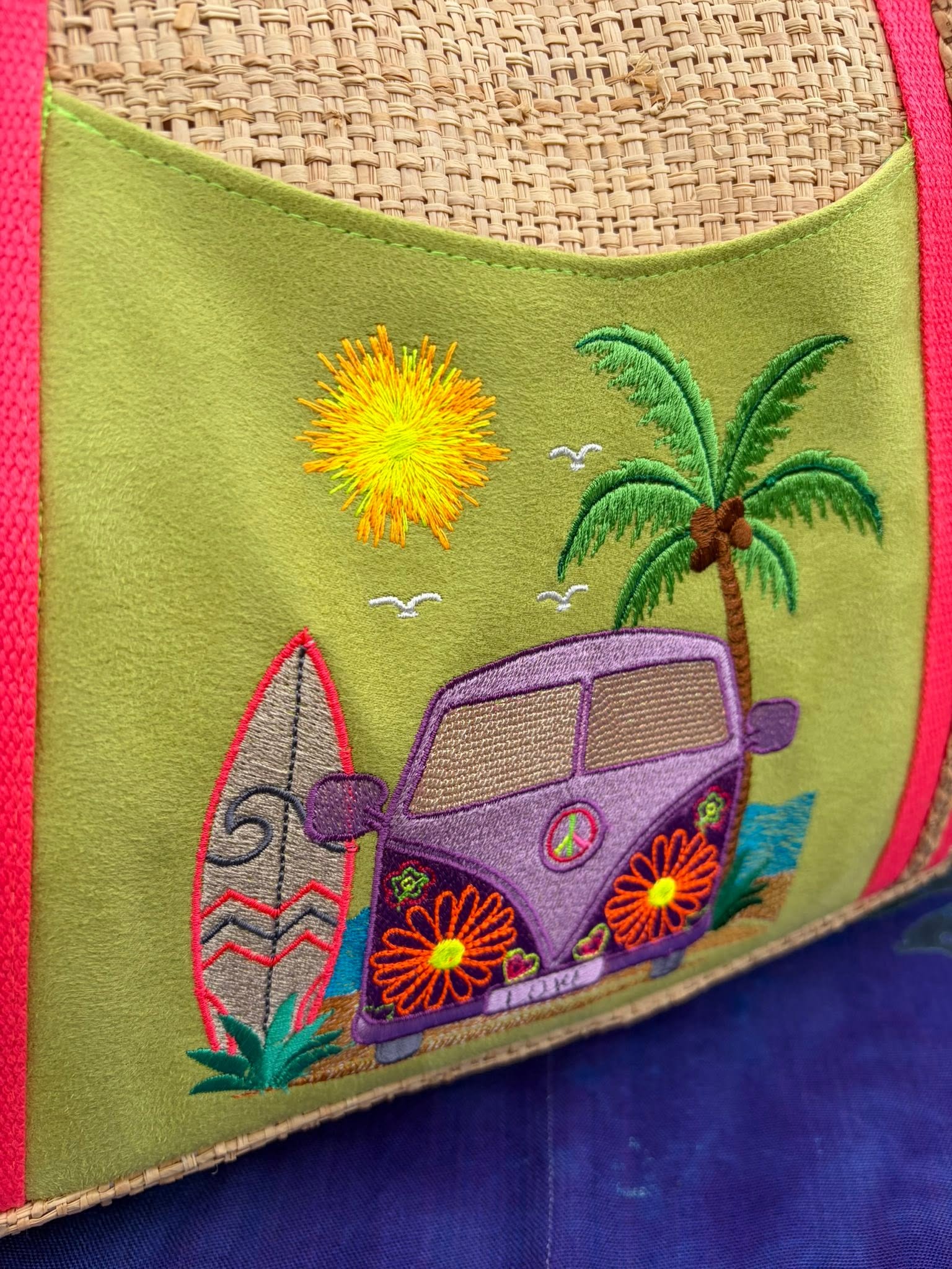 Motif de broderie Van Life 15x15 avec combi rétro Peace & Love, palmier, planche de surf, océan et soleil compatible Mylar