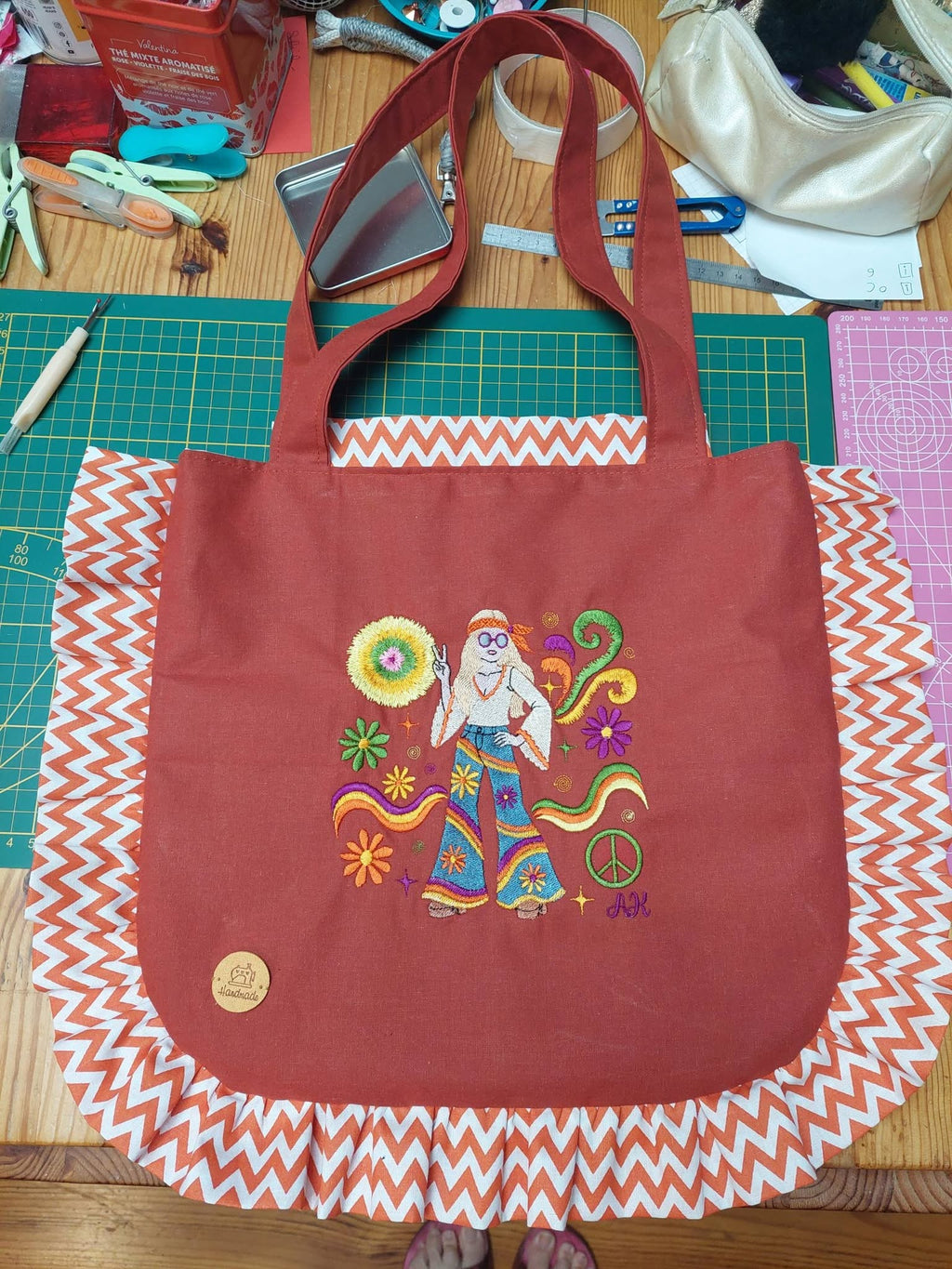 Motif de broderie Femme Hippie Peace & Love avec fleurs seventies, symbole paix et éléments en point fourrure disponible en 10x10 et 15x15